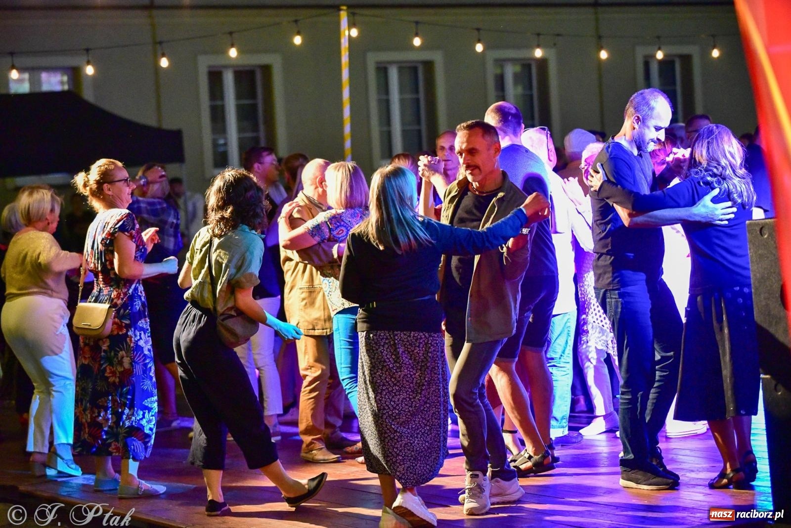 Zdjęcie w galerii na portalu naszraciborz.pl: Raciborska potańcówka przy Tęczowej z Lotharsami [FOTO i WIDEO] wiadomości z regionu