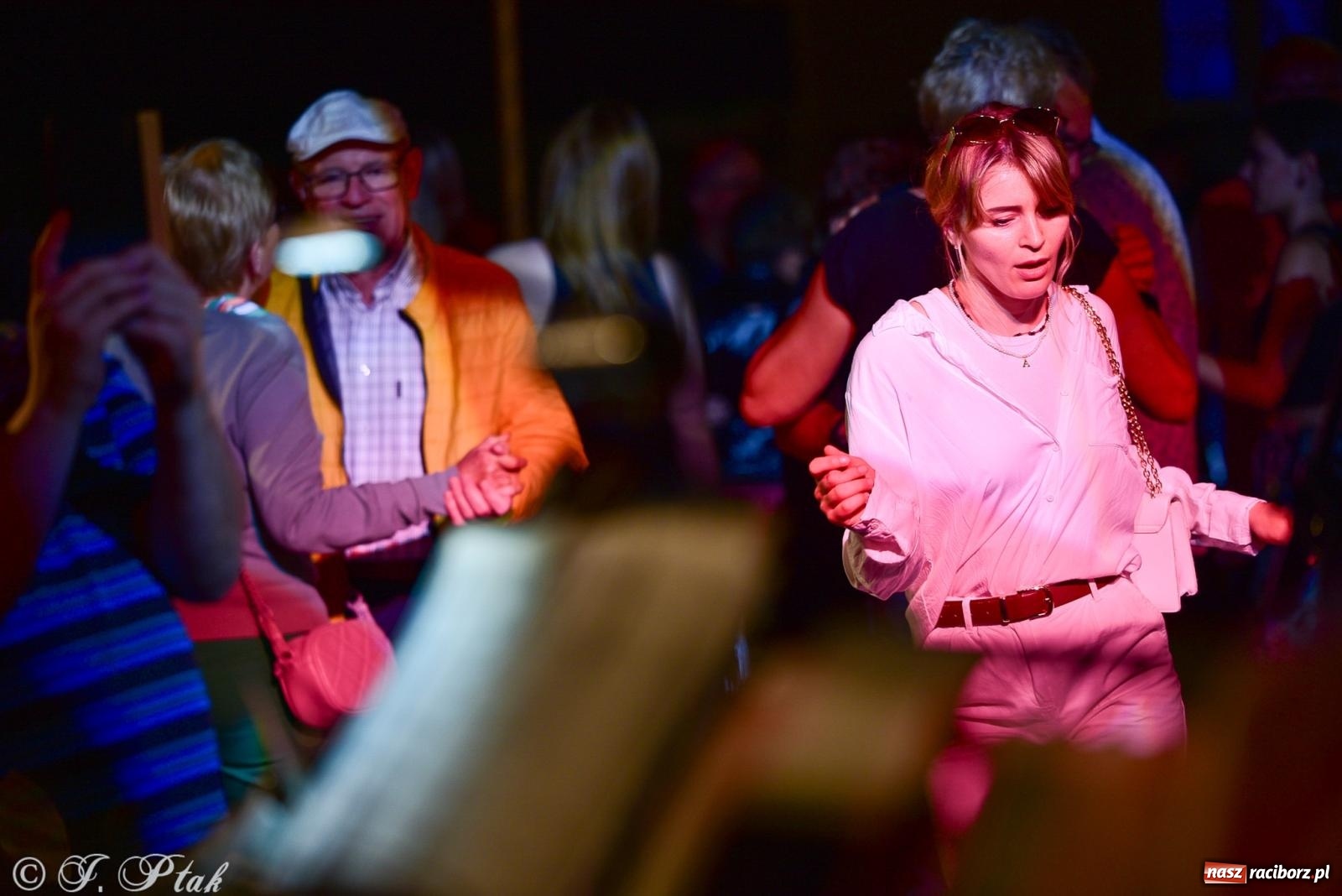 Zdjęcie w galerii na portalu naszraciborz.pl: Raciborska potańcówka przy Tęczowej z Lotharsami [FOTO i WIDEO] wiadomości z regionu