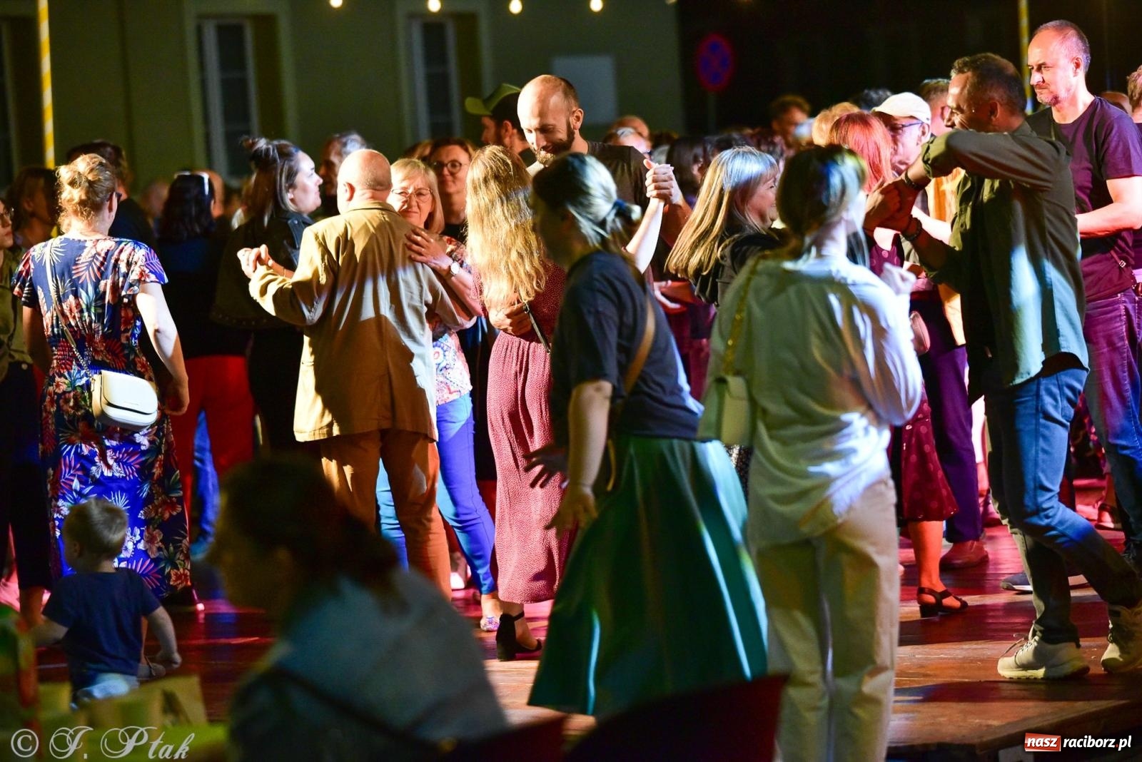 Zdjęcie w galerii na portalu naszraciborz.pl: Raciborska potańcówka przy Tęczowej z Lotharsami [FOTO i WIDEO] wiadomości z regionu