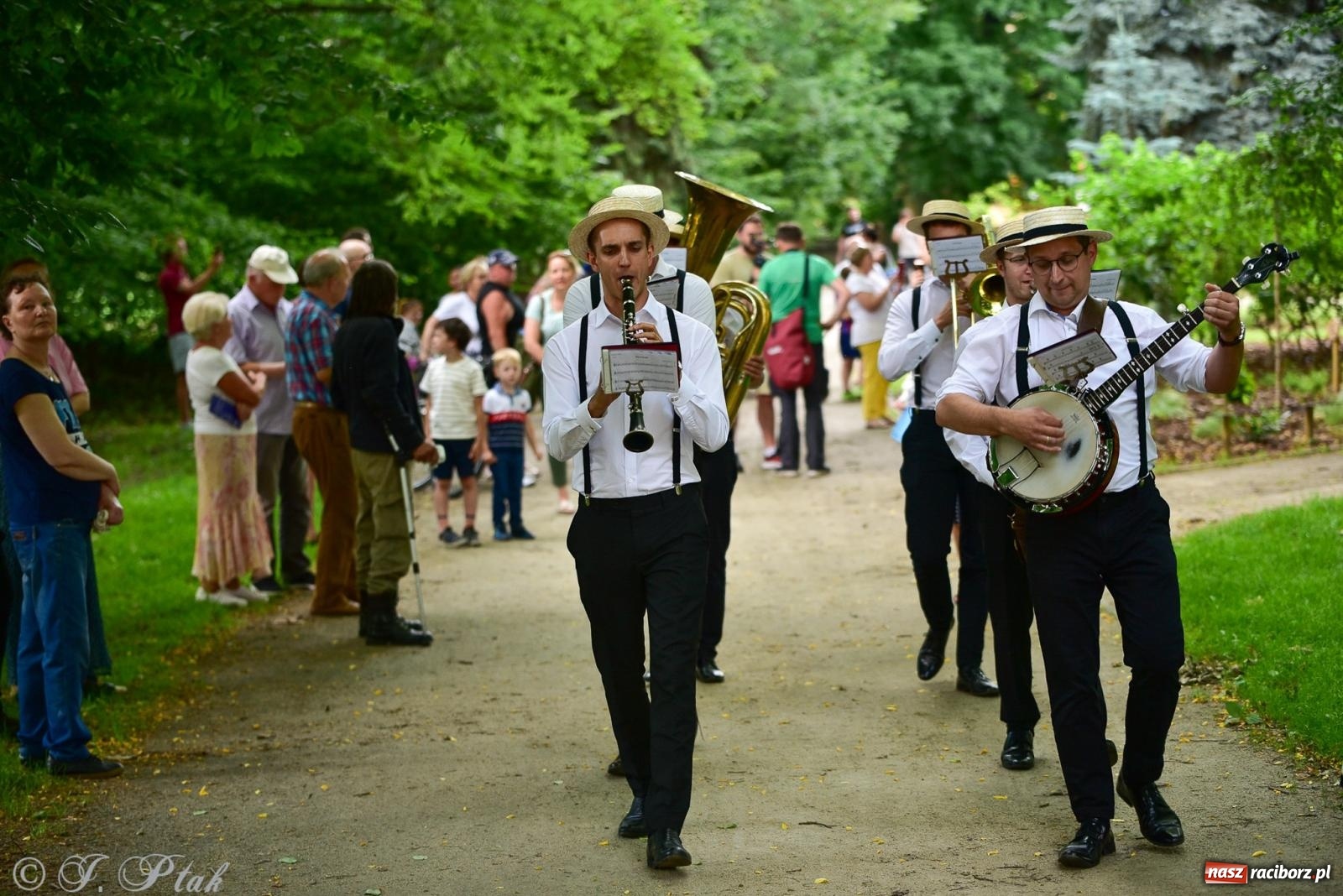 Zdjęcie w galerii na portalu naszraciborz.pl: Diexieland Street Band i W Sam Raz na bis. Muzycznie i kolorowo na ulicach Raciborza wiadomości z regionu