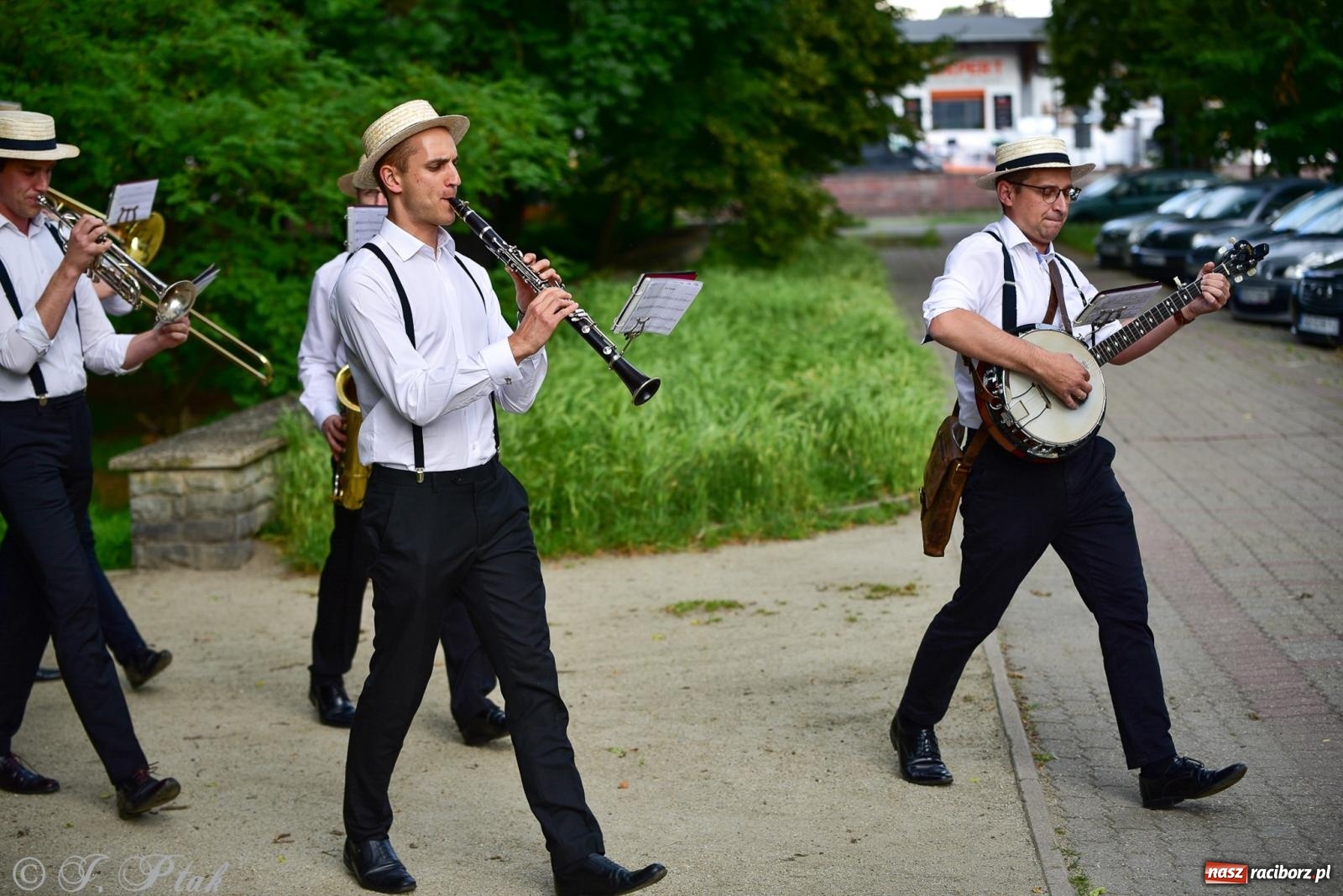 Zdjęcie w galerii na portalu naszraciborz.pl: Diexieland Street Band i W Sam Raz na bis. Muzycznie i kolorowo na ulicach Raciborza wiadomości z regionu