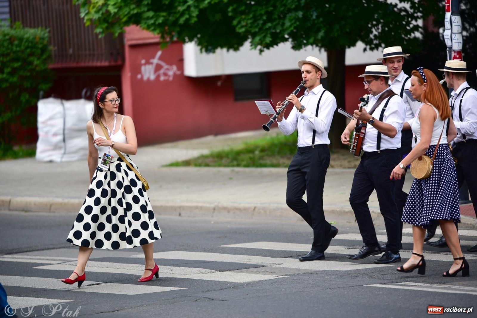 Zdjęcie w galerii na portalu naszraciborz.pl: Diexieland Street Band i W Sam Raz na bis. Muzycznie i kolorowo na ulicach Raciborza wiadomości z regionu