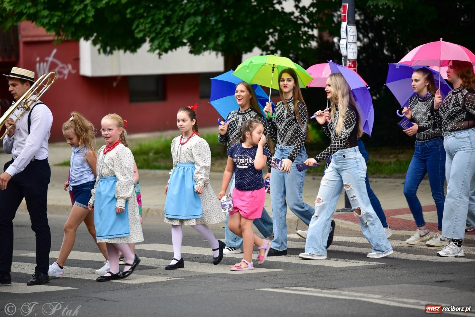 Zdjęcie w galerii na portalu naszraciborz.pl: Diexieland Street Band i W Sam Raz na bis. Muzycznie i kolorowo na ulicach Raciborza wiadomości z regionu