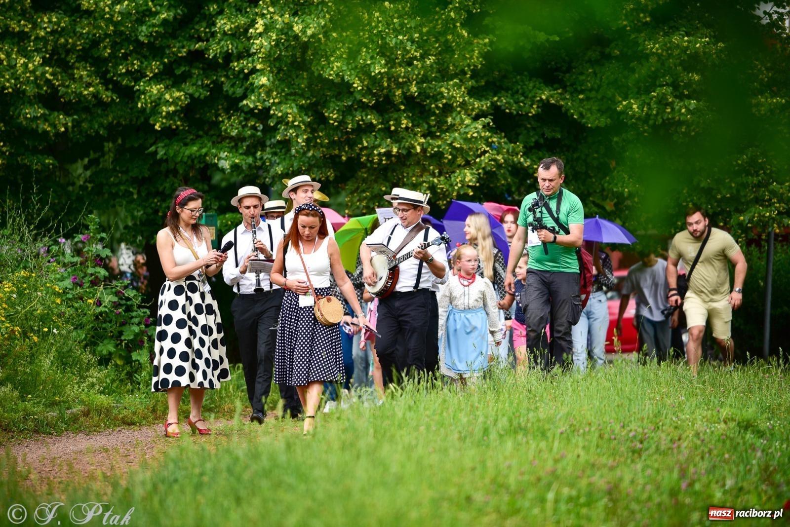 Zdjęcie w galerii na portalu naszraciborz.pl: Diexieland Street Band i W Sam Raz na bis. Muzycznie i kolorowo na ulicach Raciborza wiadomości z regionu