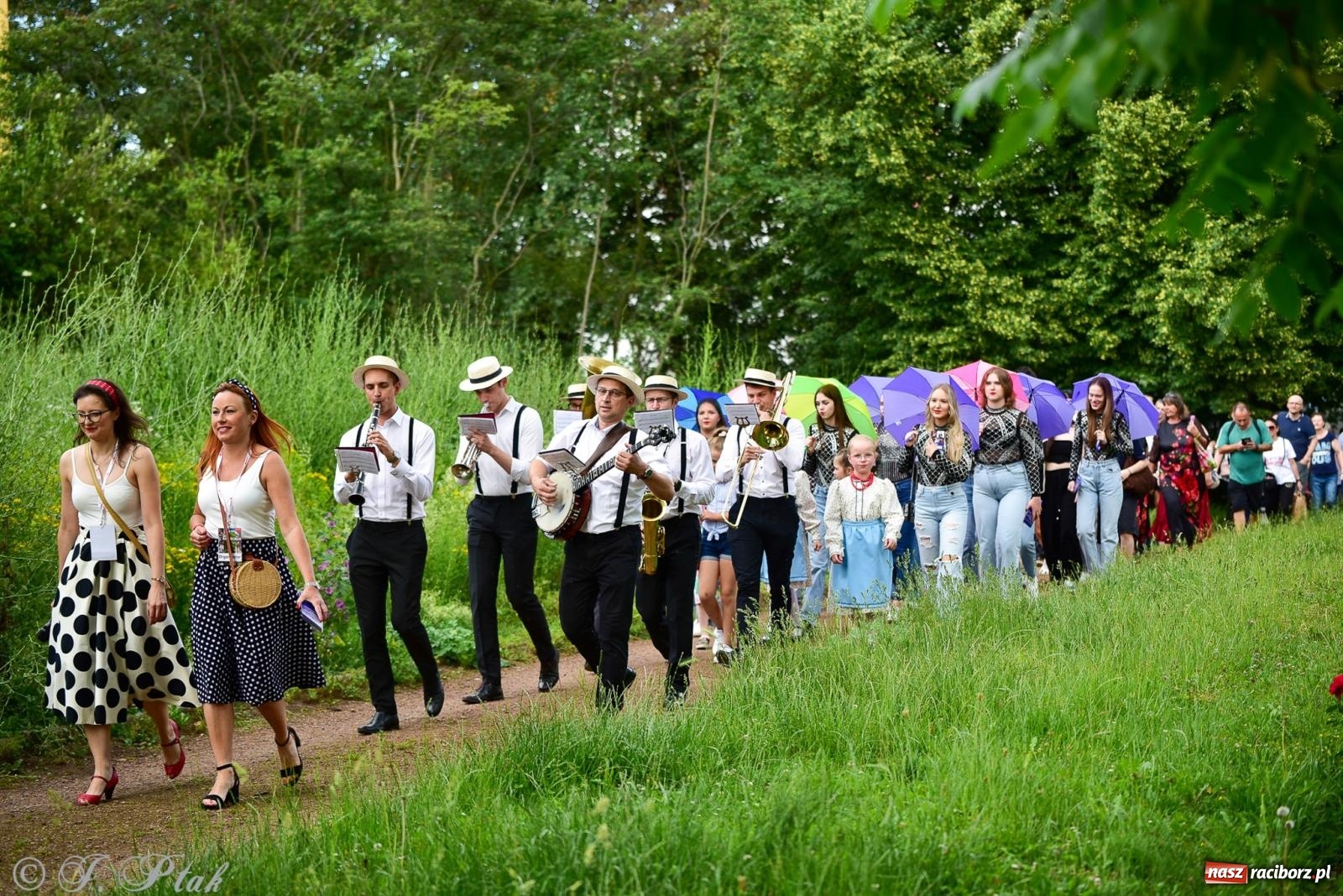 Zdjęcie w galerii na portalu naszraciborz.pl: Diexieland Street Band i W Sam Raz na bis. Muzycznie i kolorowo na ulicach Raciborza wiadomości z regionu