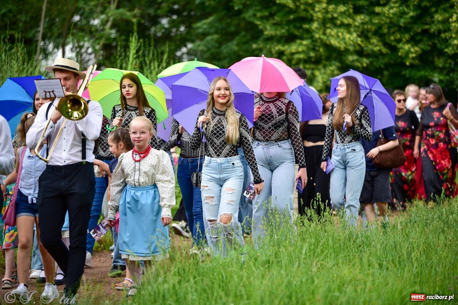 Zdjęcie w galerii na portalu naszraciborz.pl: Diexieland Street Band i W Sam Raz na bis. Muzycznie i kolorowo na ulicach Raciborza wiadomości z regionu