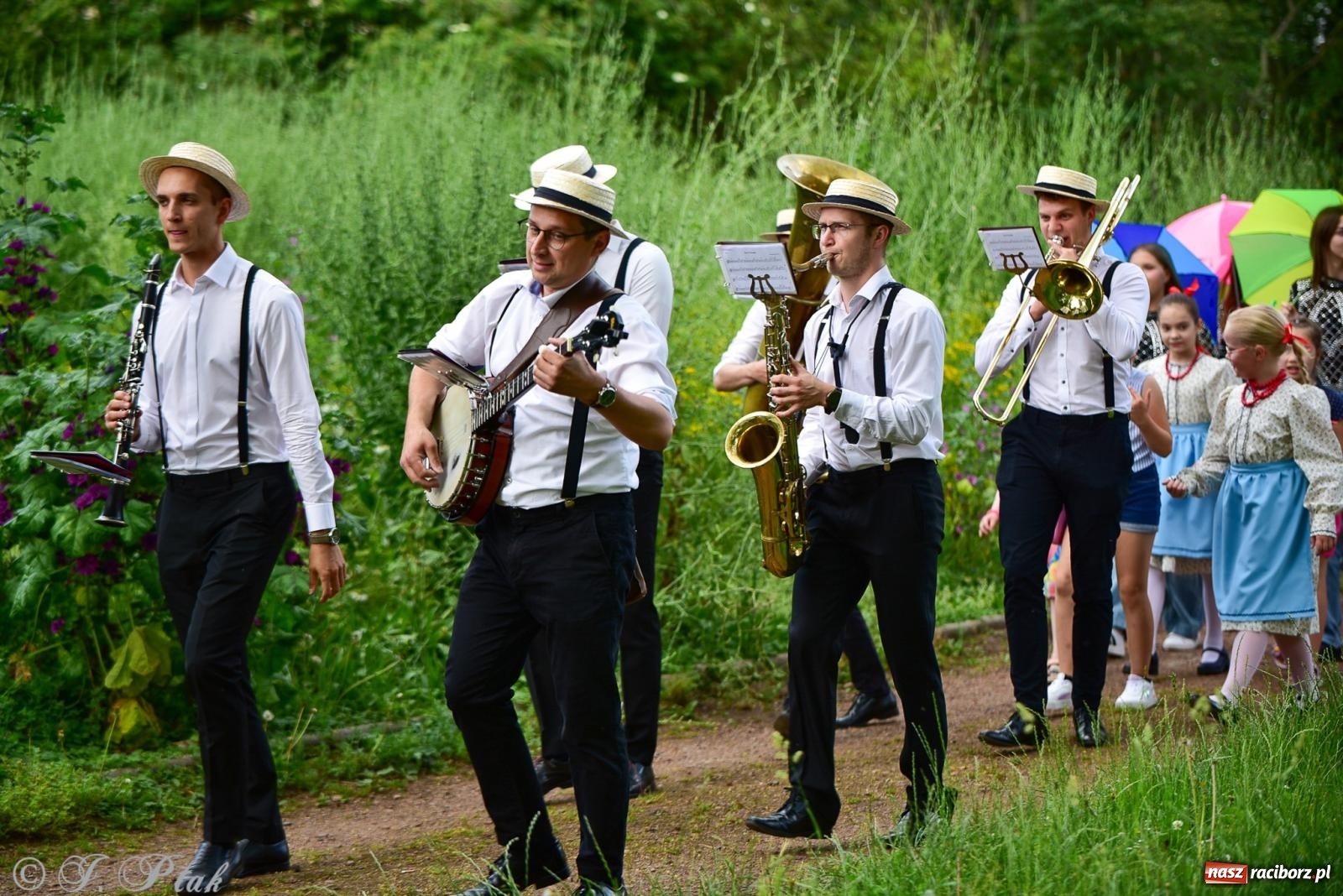 Zdjęcie w galerii na portalu naszraciborz.pl: Diexieland Street Band i W Sam Raz na bis. Muzycznie i kolorowo na ulicach Raciborza wiadomości z regionu