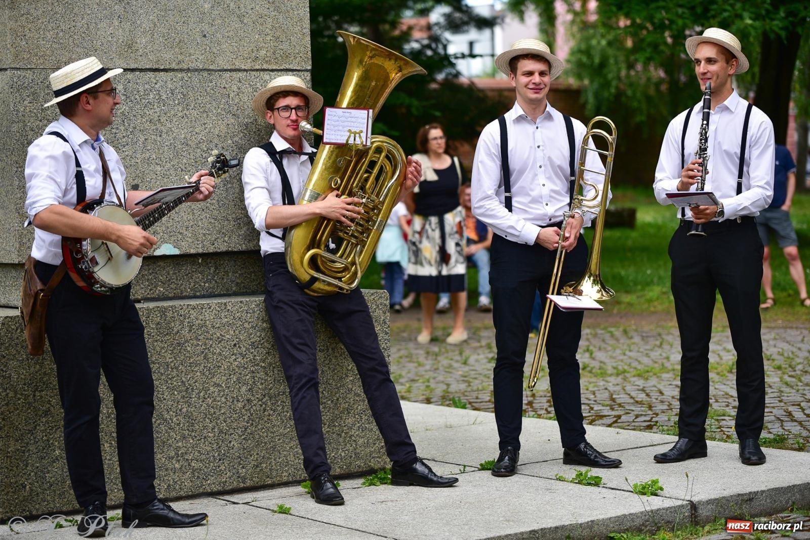 Zdjęcie w galerii na portalu naszraciborz.pl: Diexieland Street Band i W Sam Raz na bis. Muzycznie i kolorowo na ulicach Raciborza wiadomości z regionu