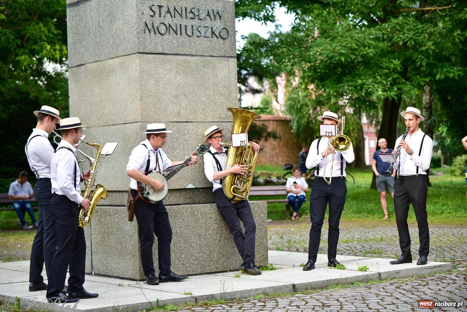 Zdjęcie w galerii na portalu naszraciborz.pl: Diexieland Street Band i W Sam Raz na bis. Muzycznie i kolorowo na ulicach Raciborza wiadomości z regionu