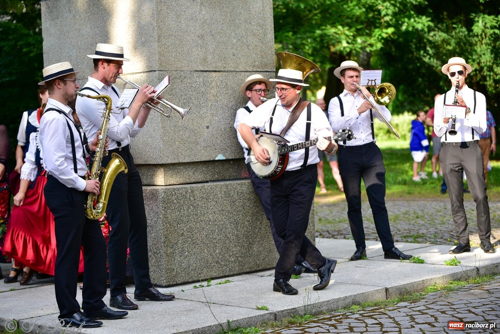 Zdjęcie w galerii na portalu naszraciborz.pl: Diexieland Street Band i W Sam Raz na bis. Muzycznie i kolorowo na ulicach Raciborza wiadomości z regionu
