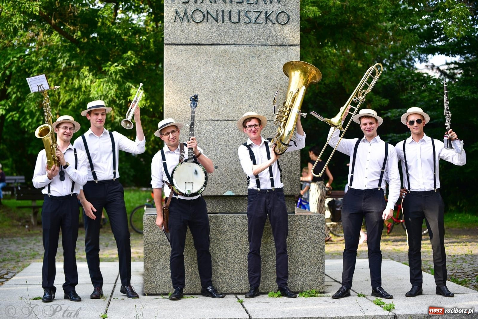 Zdjęcie w galerii na portalu naszraciborz.pl: Diexieland Street Band i W Sam Raz na bis. Muzycznie i kolorowo na ulicach Raciborza wiadomości z regionu