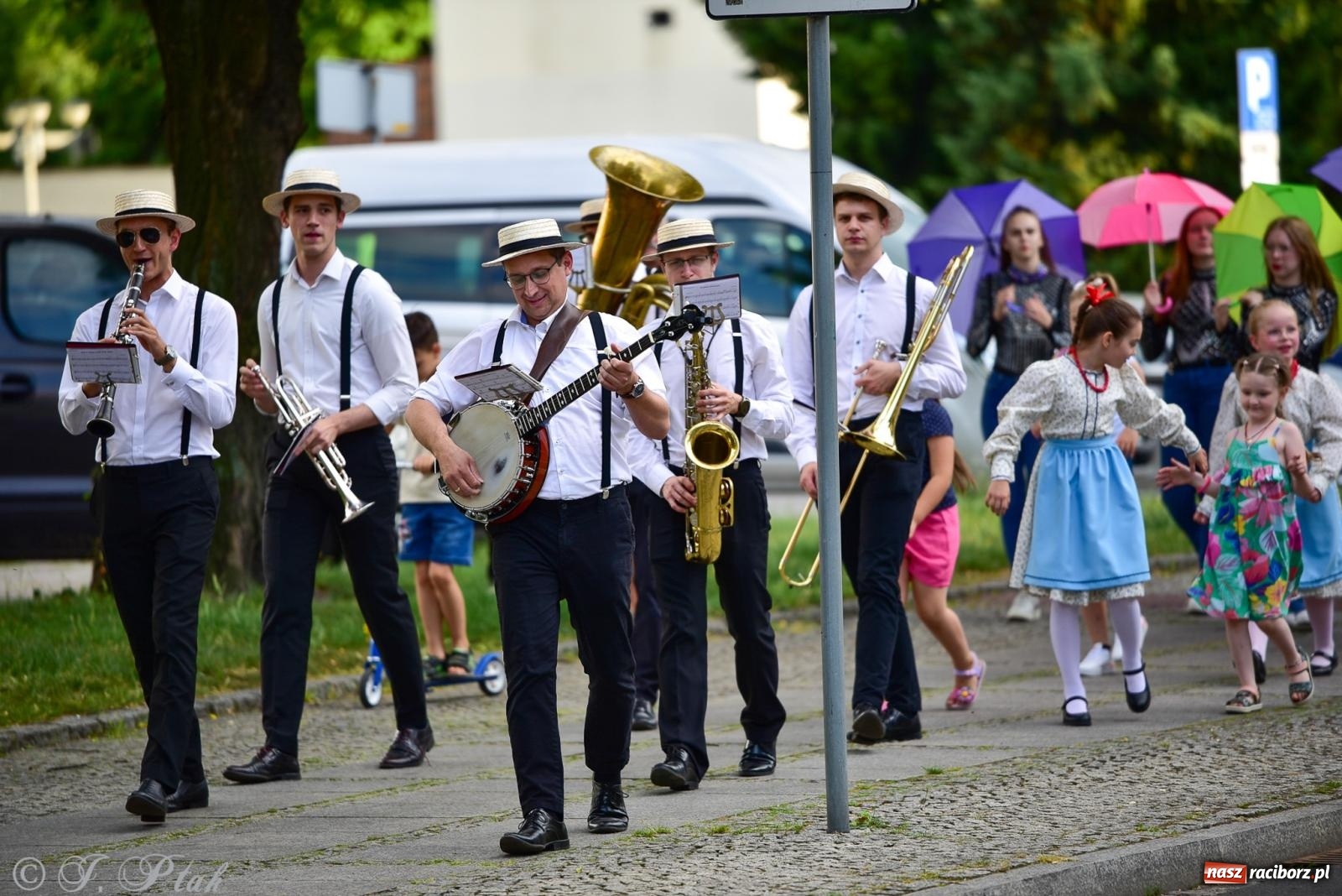 Zdjęcie w galerii na portalu naszraciborz.pl: Diexieland Street Band i W Sam Raz na bis. Muzycznie i kolorowo na ulicach Raciborza wiadomości z regionu
