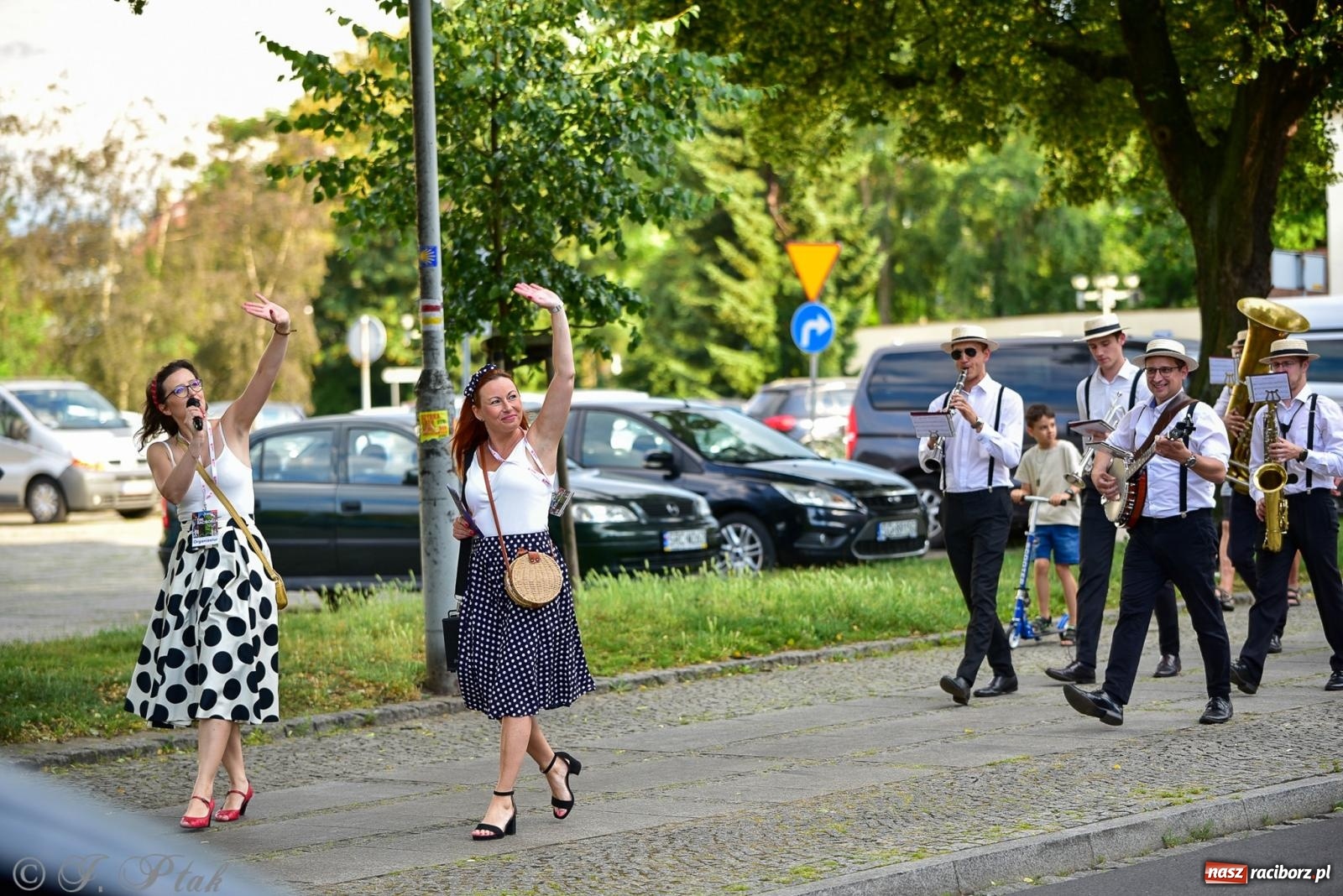 Zdjęcie w galerii na portalu naszraciborz.pl: Diexieland Street Band i W Sam Raz na bis. Muzycznie i kolorowo na ulicach Raciborza wiadomości z regionu