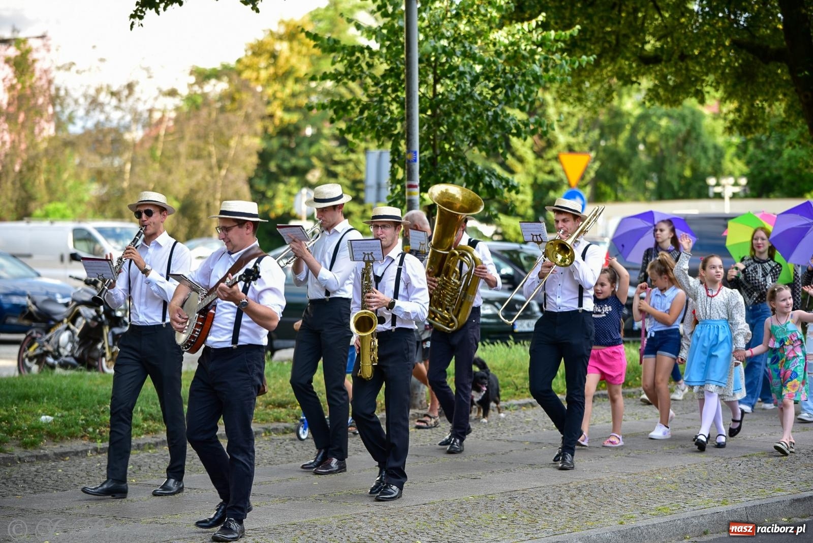 Zdjęcie w galerii na portalu naszraciborz.pl: Diexieland Street Band i W Sam Raz na bis. Muzycznie i kolorowo na ulicach Raciborza wiadomości z regionu
