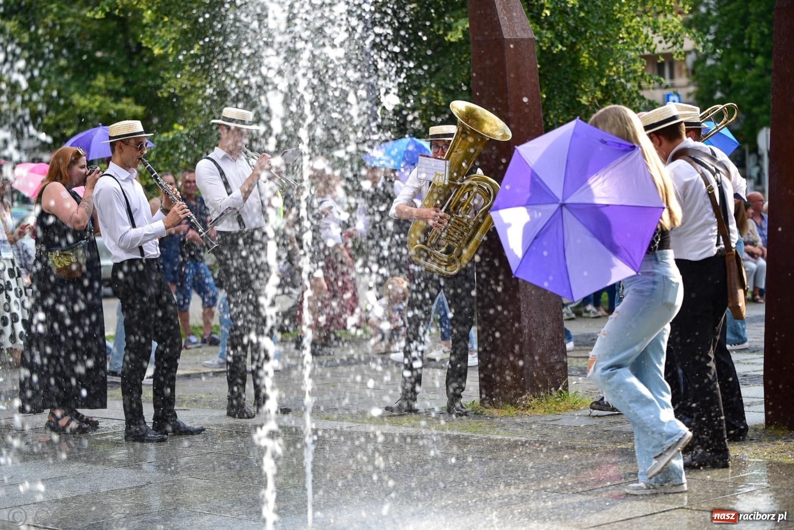 Zdjęcie w galerii na portalu naszraciborz.pl: Diexieland Street Band i W Sam Raz na bis. Muzycznie i kolorowo na ulicach Raciborza wiadomości z regionu