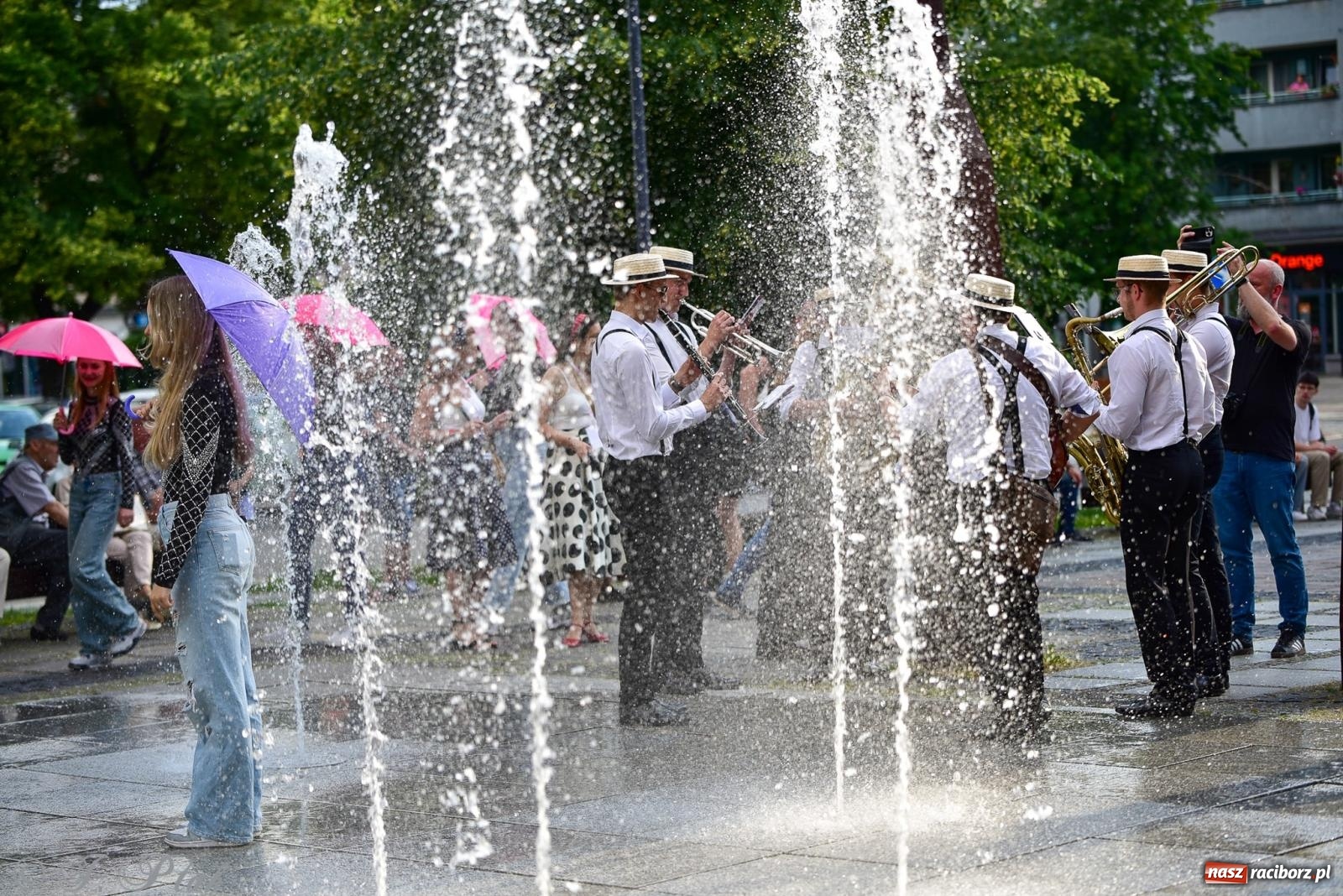 Zdjęcie w galerii na portalu naszraciborz.pl: Diexieland Street Band i W Sam Raz na bis. Muzycznie i kolorowo na ulicach Raciborza wiadomości z regionu