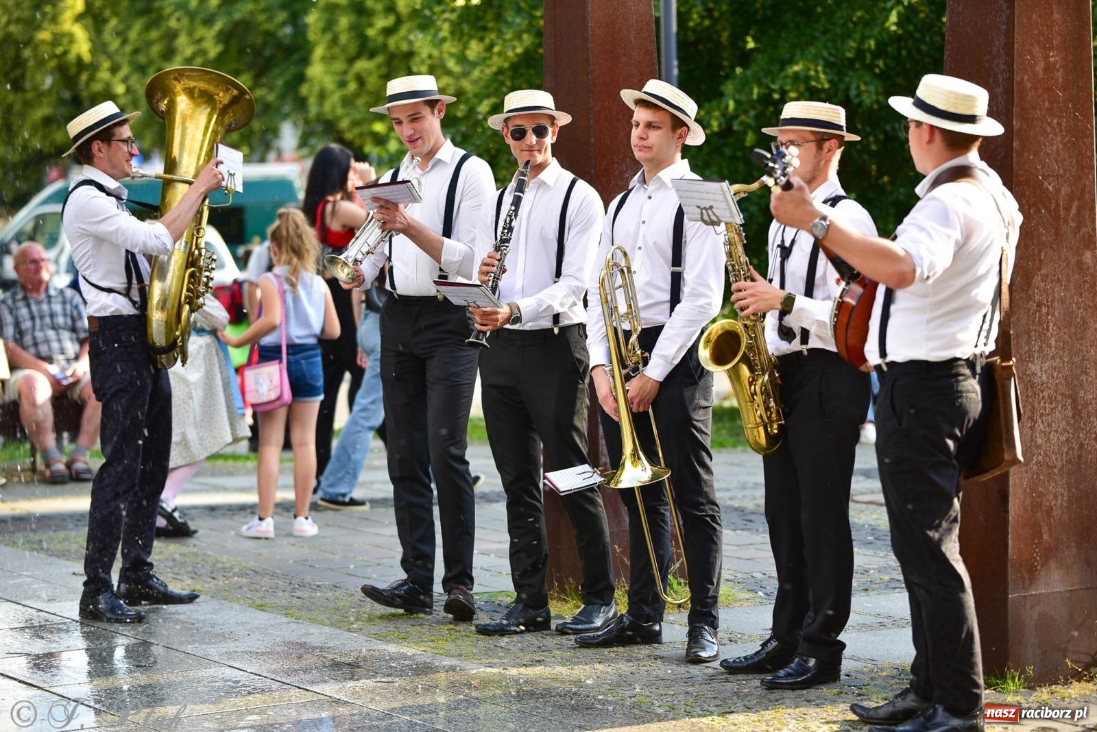 Zdjęcie w galerii na portalu naszraciborz.pl: Diexieland Street Band i W Sam Raz na bis. Muzycznie i kolorowo na ulicach Raciborza wiadomości z regionu