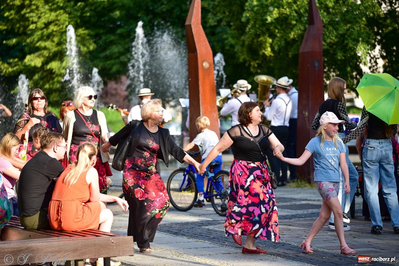 Zdjęcie w galerii na portalu naszraciborz.pl: Diexieland Street Band i W Sam Raz na bis. Muzycznie i kolorowo na ulicach Raciborza wiadomości z regionu