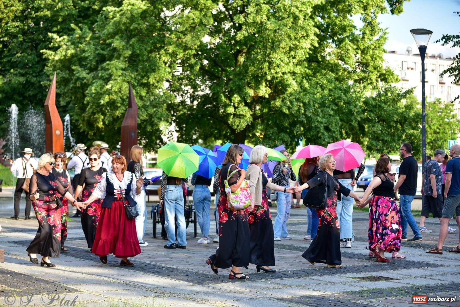 Zdjęcie w galerii na portalu naszraciborz.pl: Diexieland Street Band i W Sam Raz na bis. Muzycznie i kolorowo na ulicach Raciborza wiadomości z regionu
