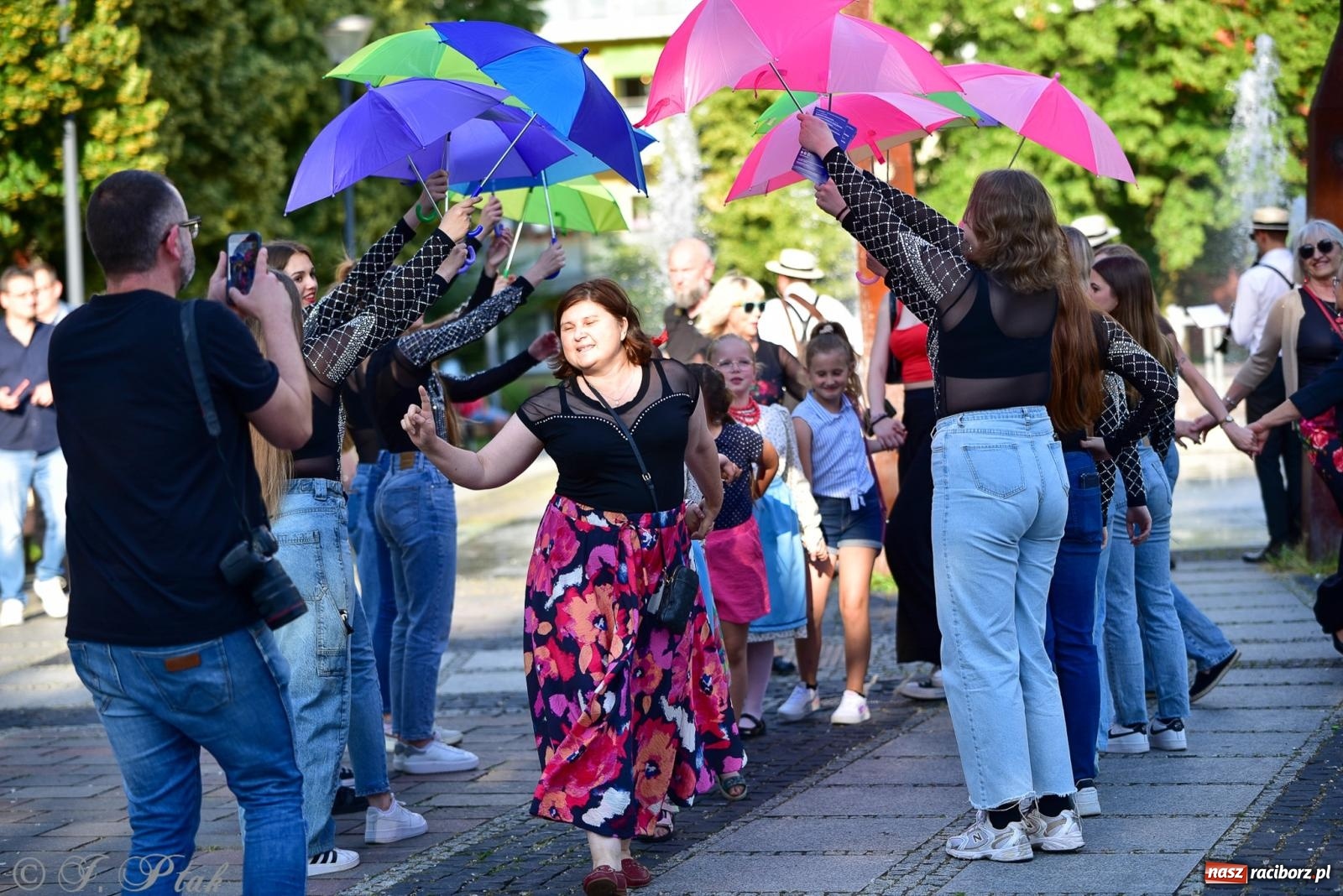 Zdjęcie w galerii na portalu naszraciborz.pl: Diexieland Street Band i W Sam Raz na bis. Muzycznie i kolorowo na ulicach Raciborza wiadomości z regionu