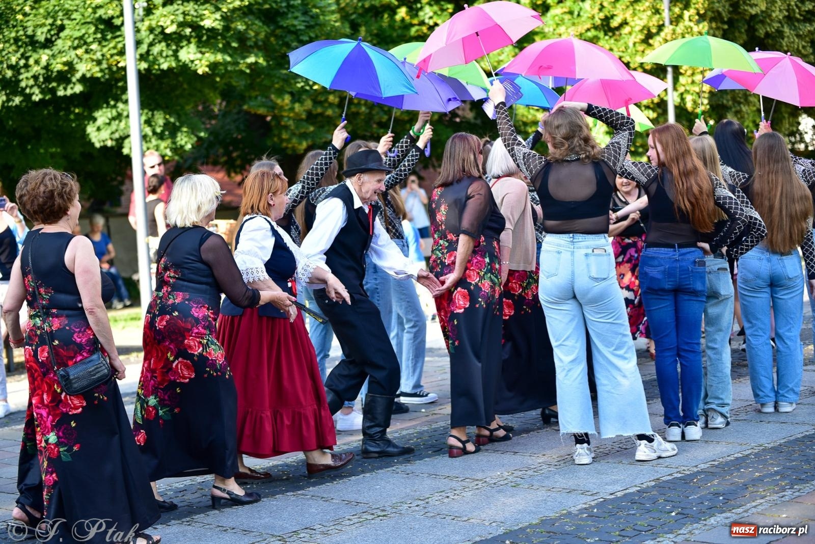 Zdjęcie w galerii na portalu naszraciborz.pl: Diexieland Street Band i W Sam Raz na bis. Muzycznie i kolorowo na ulicach Raciborza wiadomości z regionu