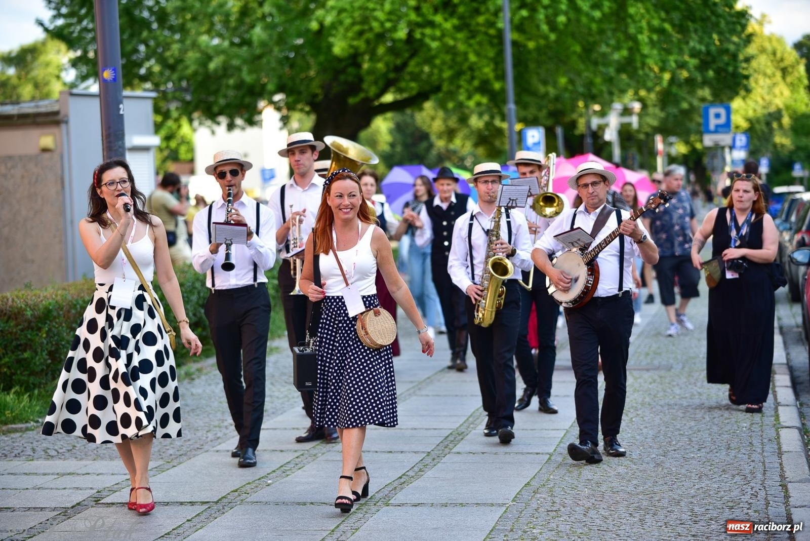 Zdjęcie w galerii na portalu naszraciborz.pl: Diexieland Street Band i W Sam Raz na bis. Muzycznie i kolorowo na ulicach Raciborza wiadomości z regionu