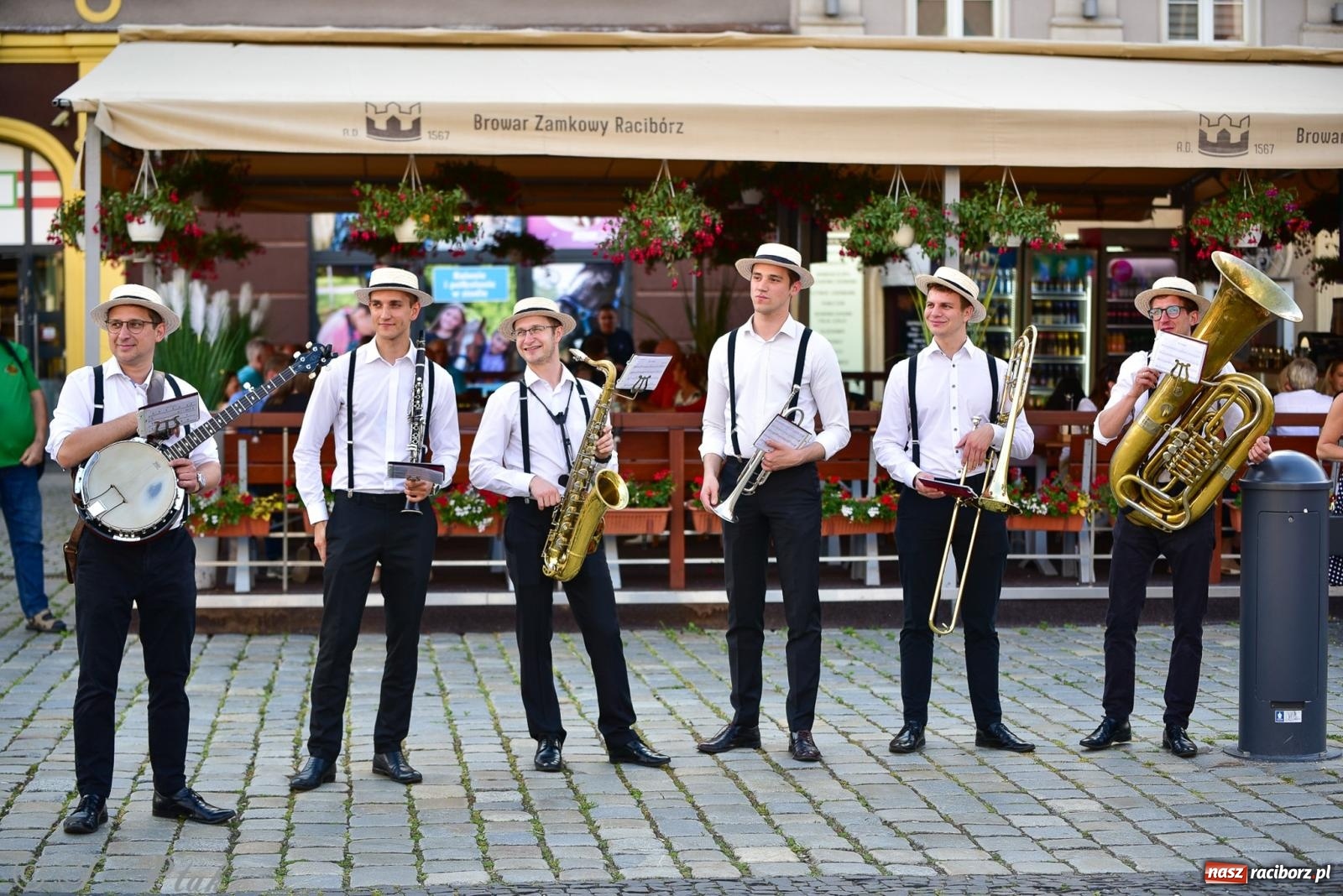Zdjęcie w galerii na portalu naszraciborz.pl: Diexieland Street Band i W Sam Raz na bis. Muzycznie i kolorowo na ulicach Raciborza wiadomości z regionu
