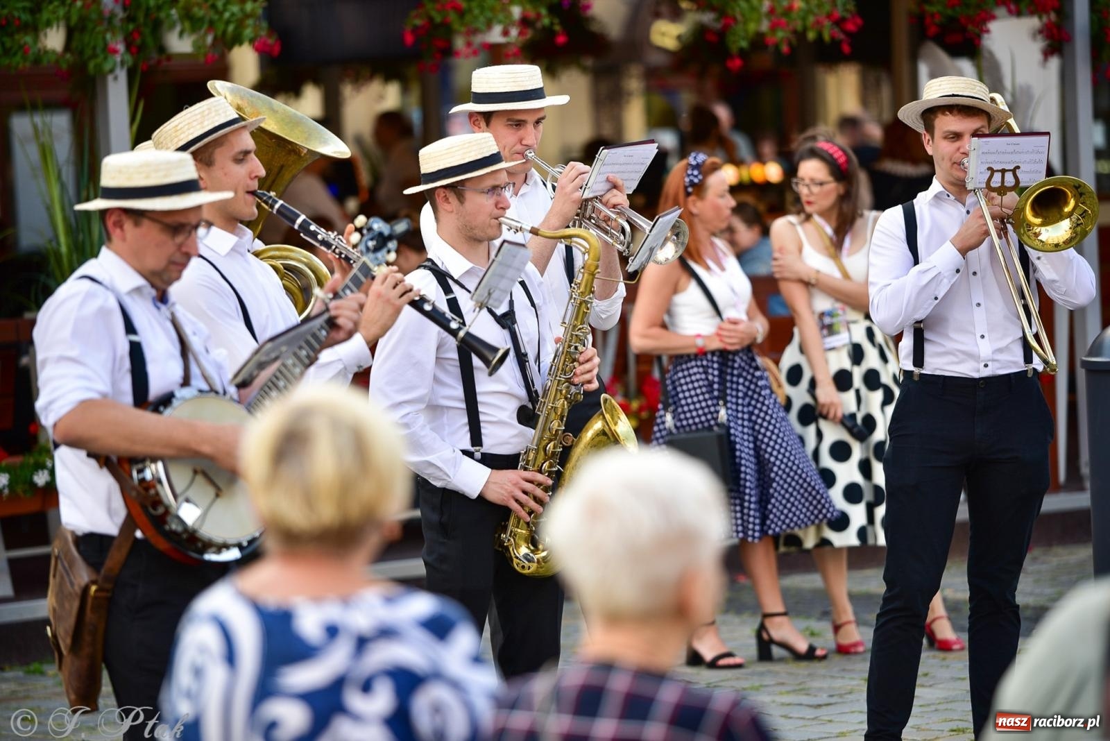 Zdjęcie w galerii na portalu naszraciborz.pl: Diexieland Street Band i W Sam Raz na bis. Muzycznie i kolorowo na ulicach Raciborza wiadomości z regionu