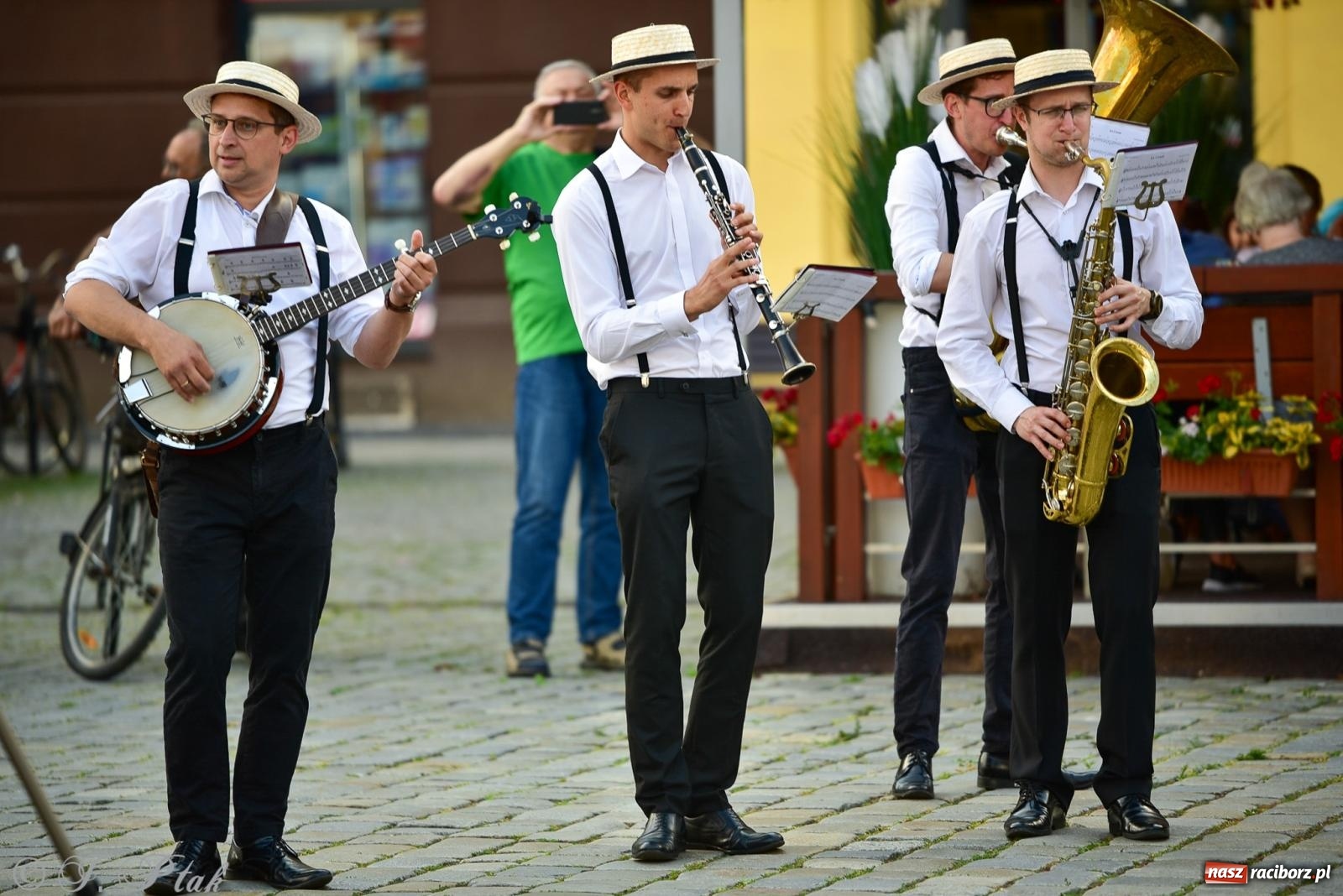 Zdjęcie w galerii na portalu naszraciborz.pl: Diexieland Street Band i W Sam Raz na bis. Muzycznie i kolorowo na ulicach Raciborza wiadomości z regionu