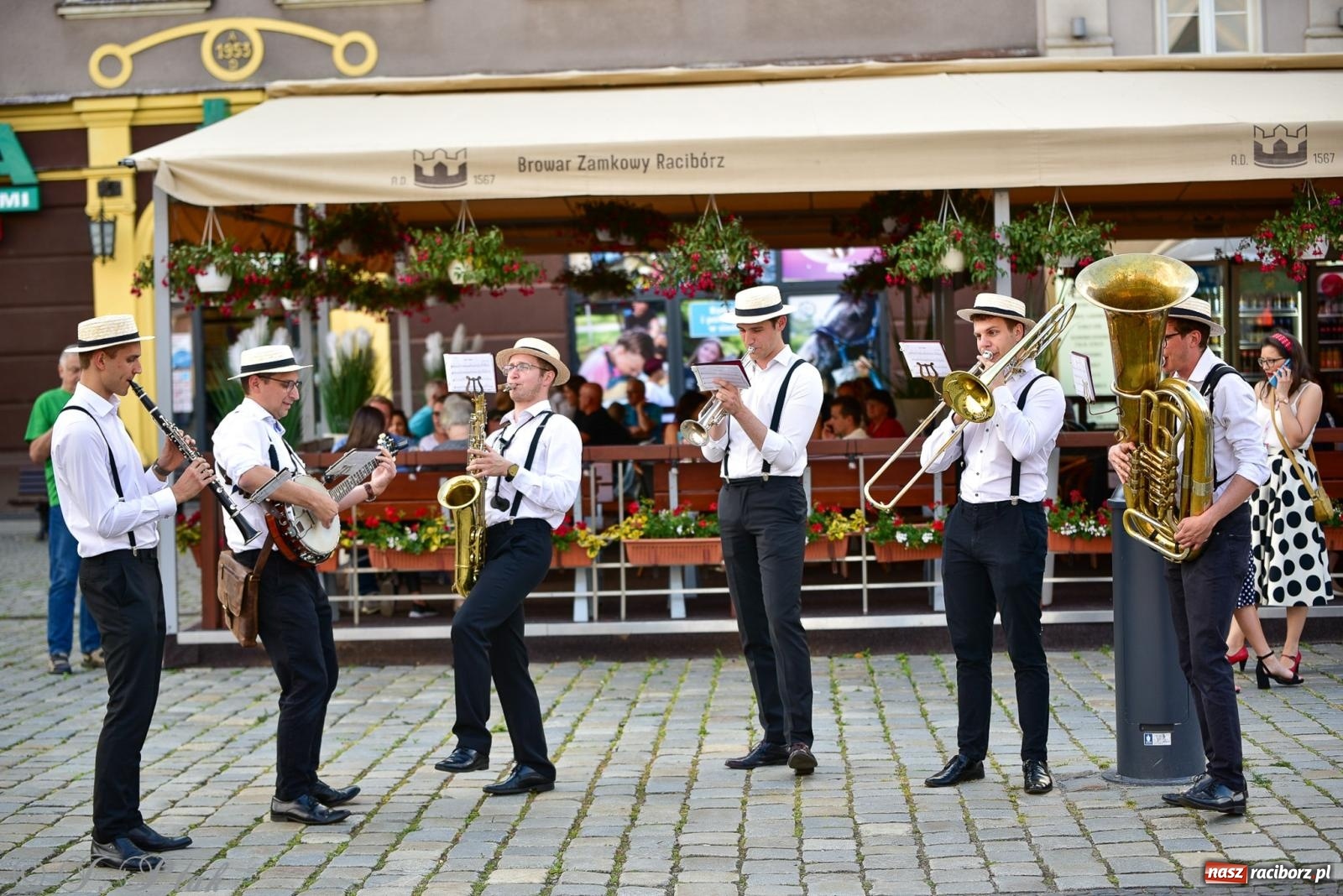 Zdjęcie w galerii na portalu naszraciborz.pl: Diexieland Street Band i W Sam Raz na bis. Muzycznie i kolorowo na ulicach Raciborza wiadomości z regionu