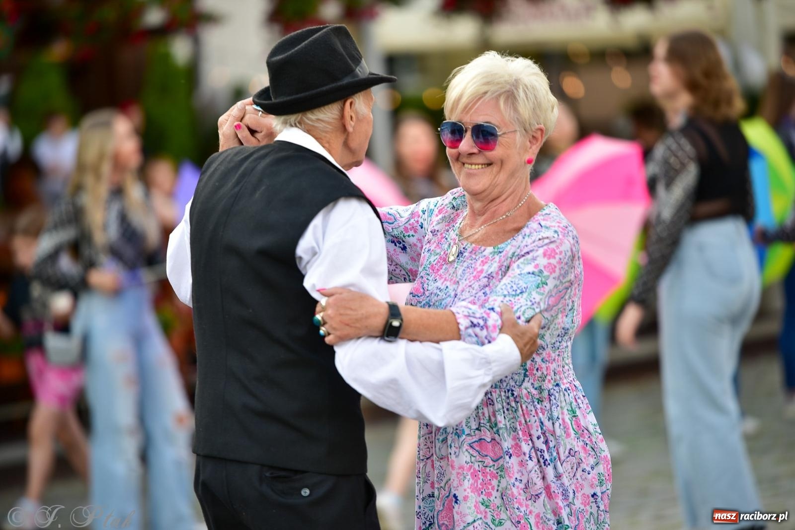 Zdjęcie w galerii na portalu naszraciborz.pl: Diexieland Street Band i W Sam Raz na bis. Muzycznie i kolorowo na ulicach Raciborza wiadomości z regionu