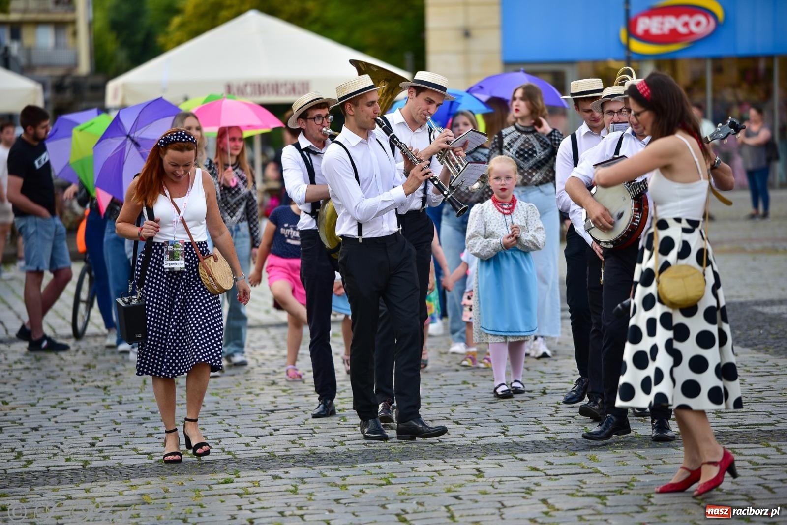 Zdjęcie w galerii na portalu naszraciborz.pl: Diexieland Street Band i W Sam Raz na bis. Muzycznie i kolorowo na ulicach Raciborza wiadomości z regionu