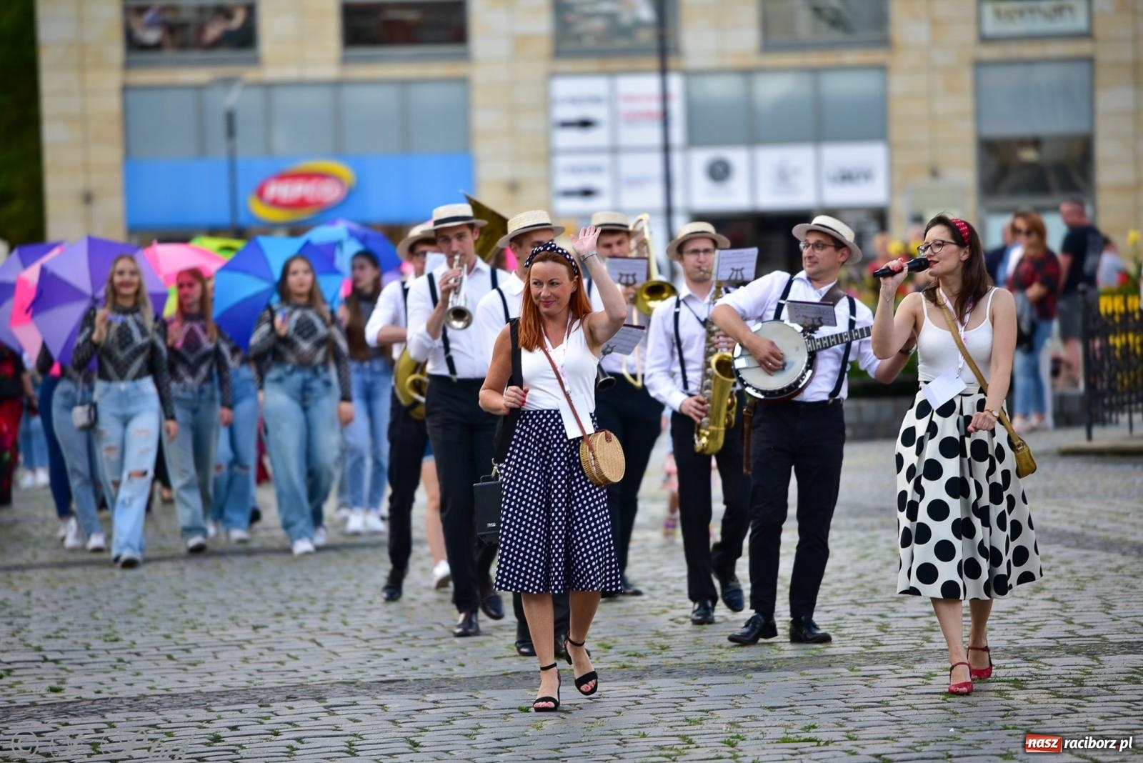 Zdjęcie w galerii na portalu naszraciborz.pl: Diexieland Street Band i W Sam Raz na bis. Muzycznie i kolorowo na ulicach Raciborza wiadomości z regionu