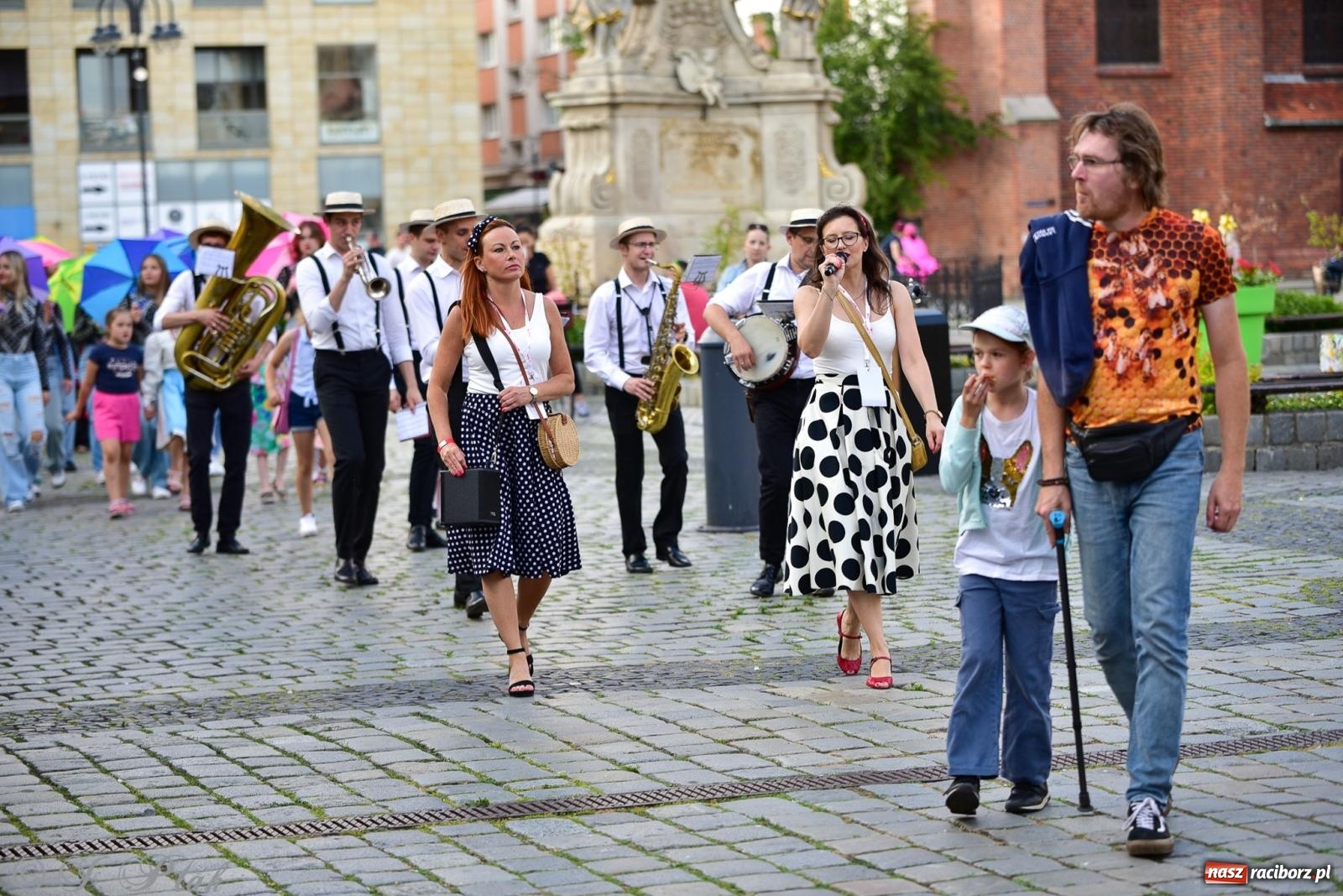 Zdjęcie w galerii na portalu naszraciborz.pl: Diexieland Street Band i W Sam Raz na bis. Muzycznie i kolorowo na ulicach Raciborza wiadomości z regionu
