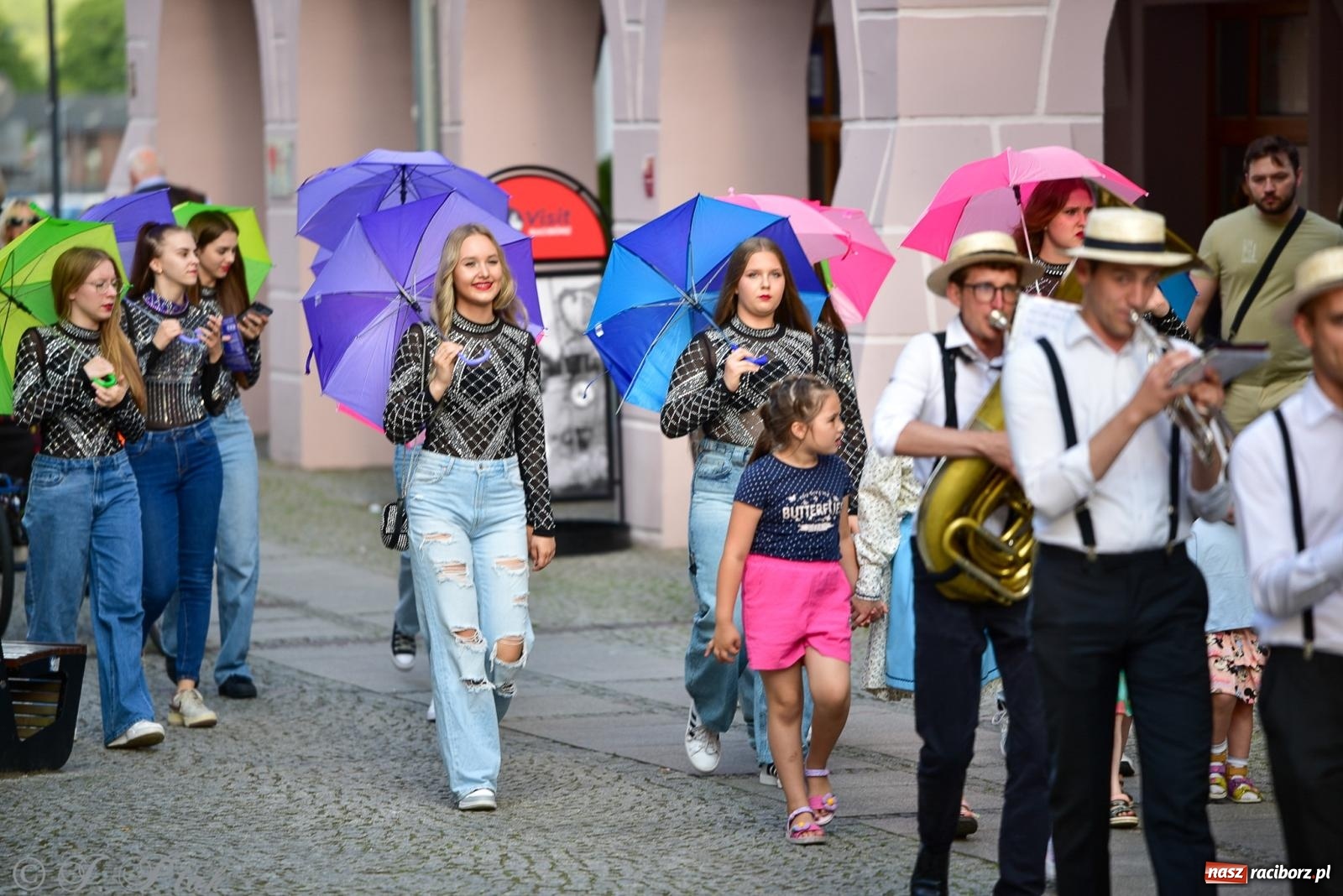 Zdjęcie w galerii na portalu naszraciborz.pl: Diexieland Street Band i W Sam Raz na bis. Muzycznie i kolorowo na ulicach Raciborza wiadomości z regionu