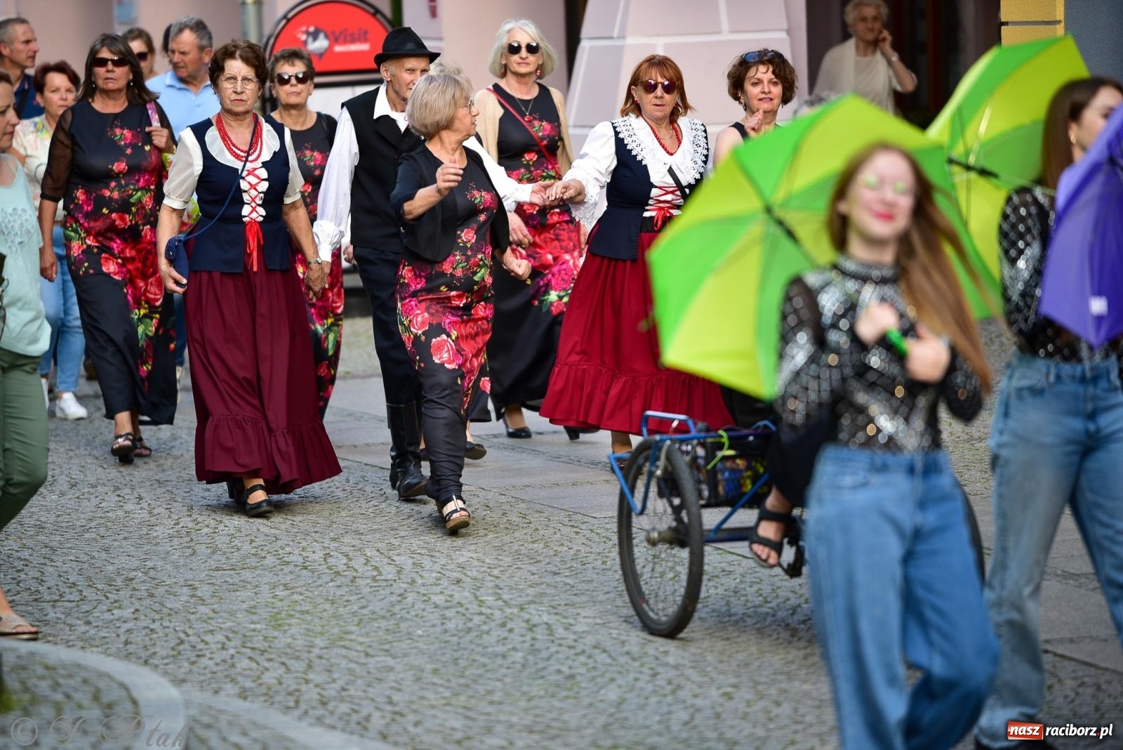 Zdjęcie w galerii na portalu naszraciborz.pl: Diexieland Street Band i W Sam Raz na bis. Muzycznie i kolorowo na ulicach Raciborza wiadomości z regionu