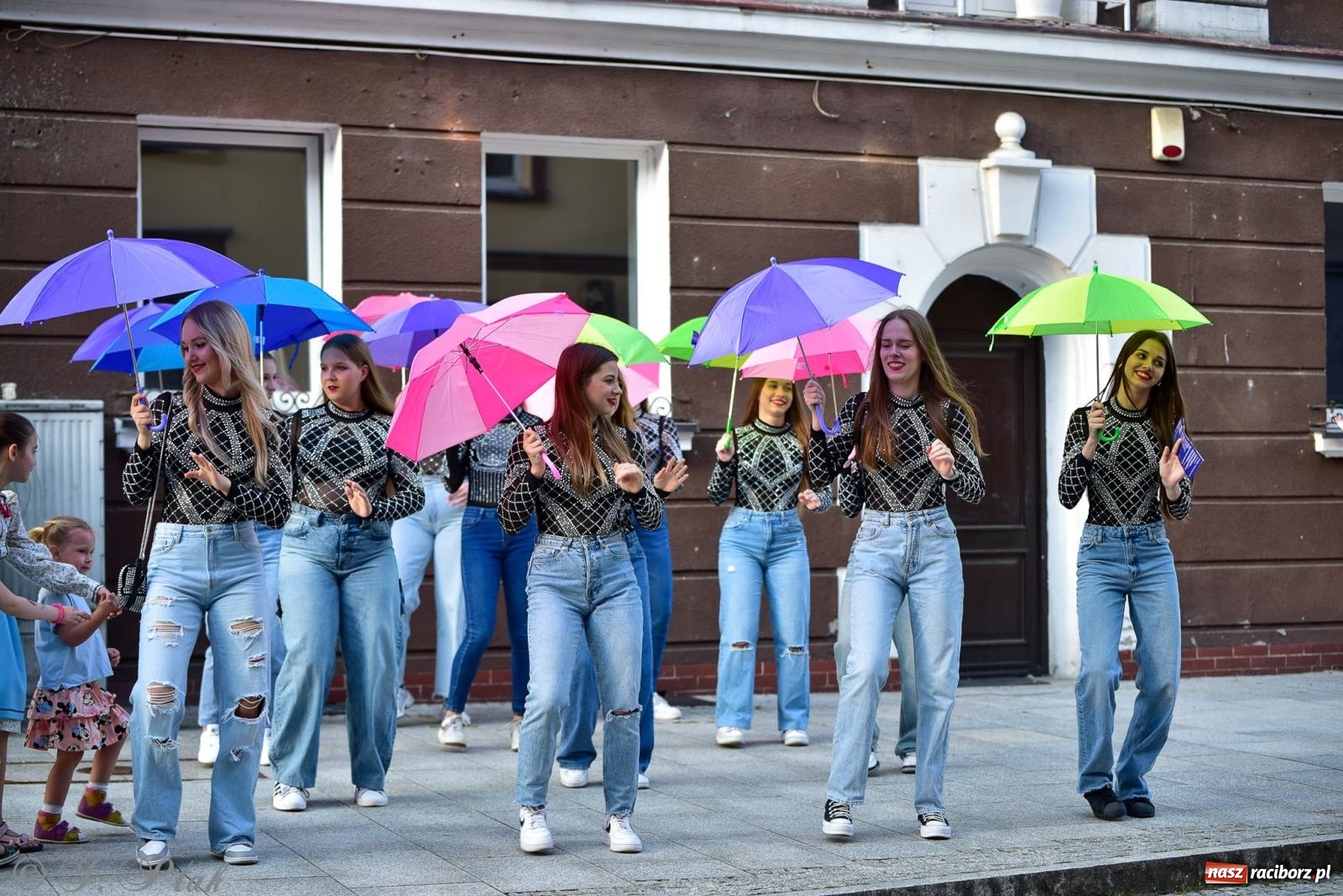 Zdjęcie w galerii na portalu naszraciborz.pl: Diexieland Street Band i W Sam Raz na bis. Muzycznie i kolorowo na ulicach Raciborza wiadomości z regionu