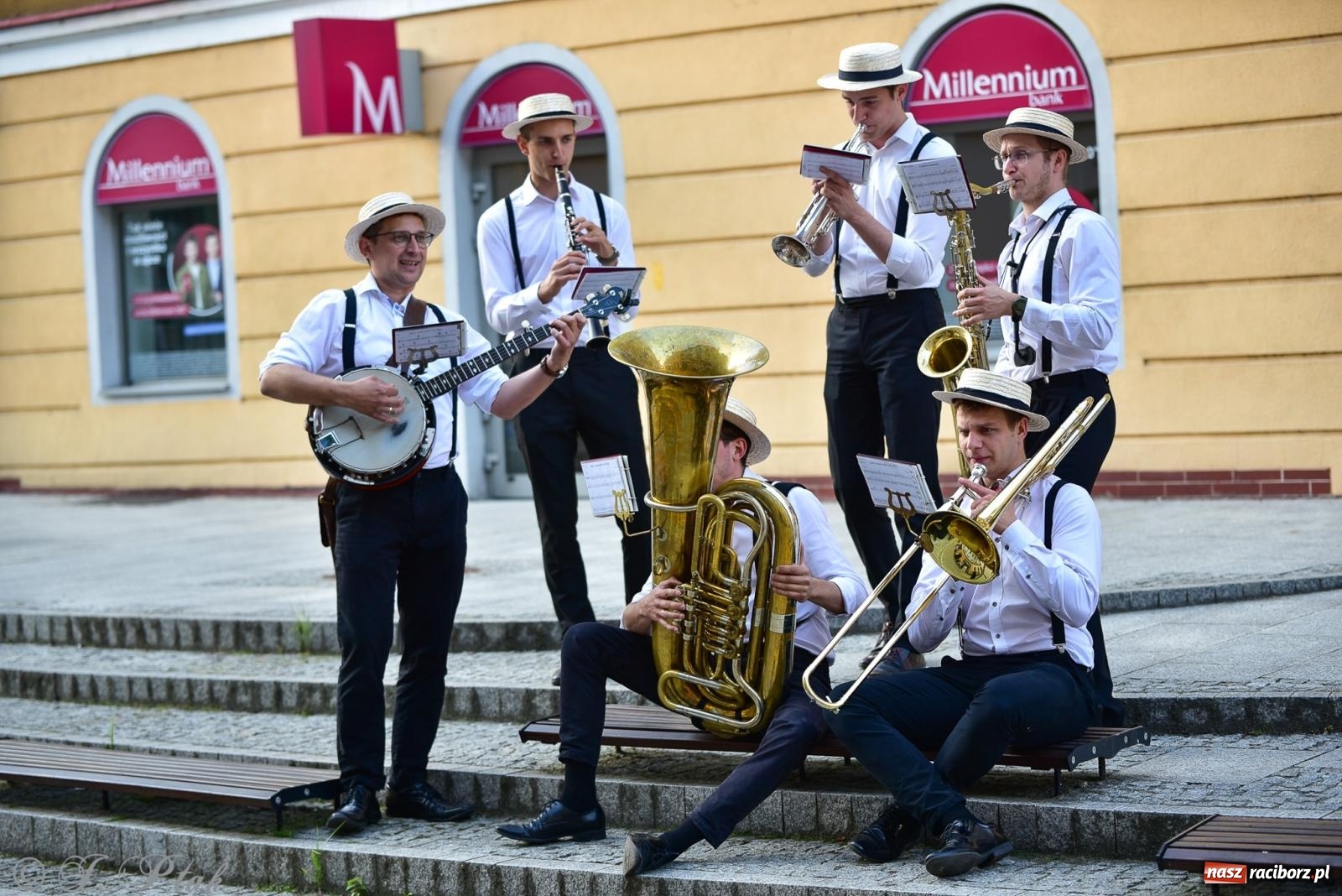 Zdjęcie w galerii na portalu naszraciborz.pl: Diexieland Street Band i W Sam Raz na bis. Muzycznie i kolorowo na ulicach Raciborza wiadomości z regionu