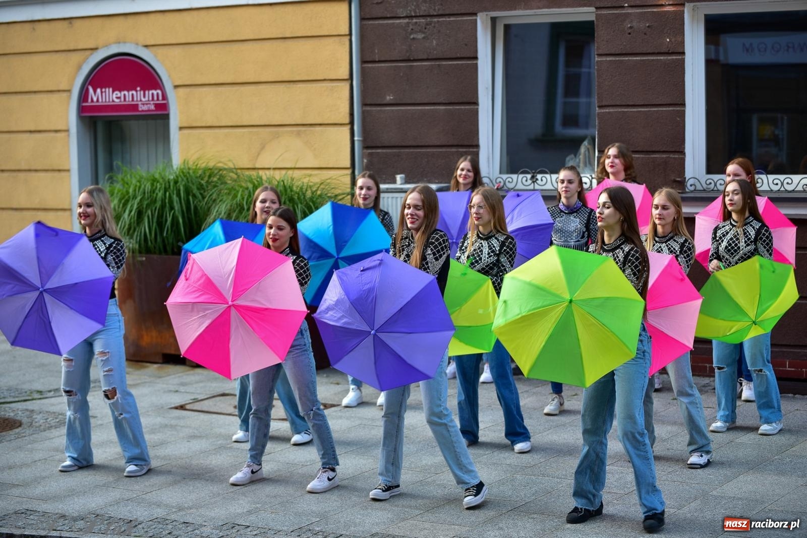 Zdjęcie w galerii na portalu naszraciborz.pl: Diexieland Street Band i W Sam Raz na bis. Muzycznie i kolorowo na ulicach Raciborza wiadomości z regionu