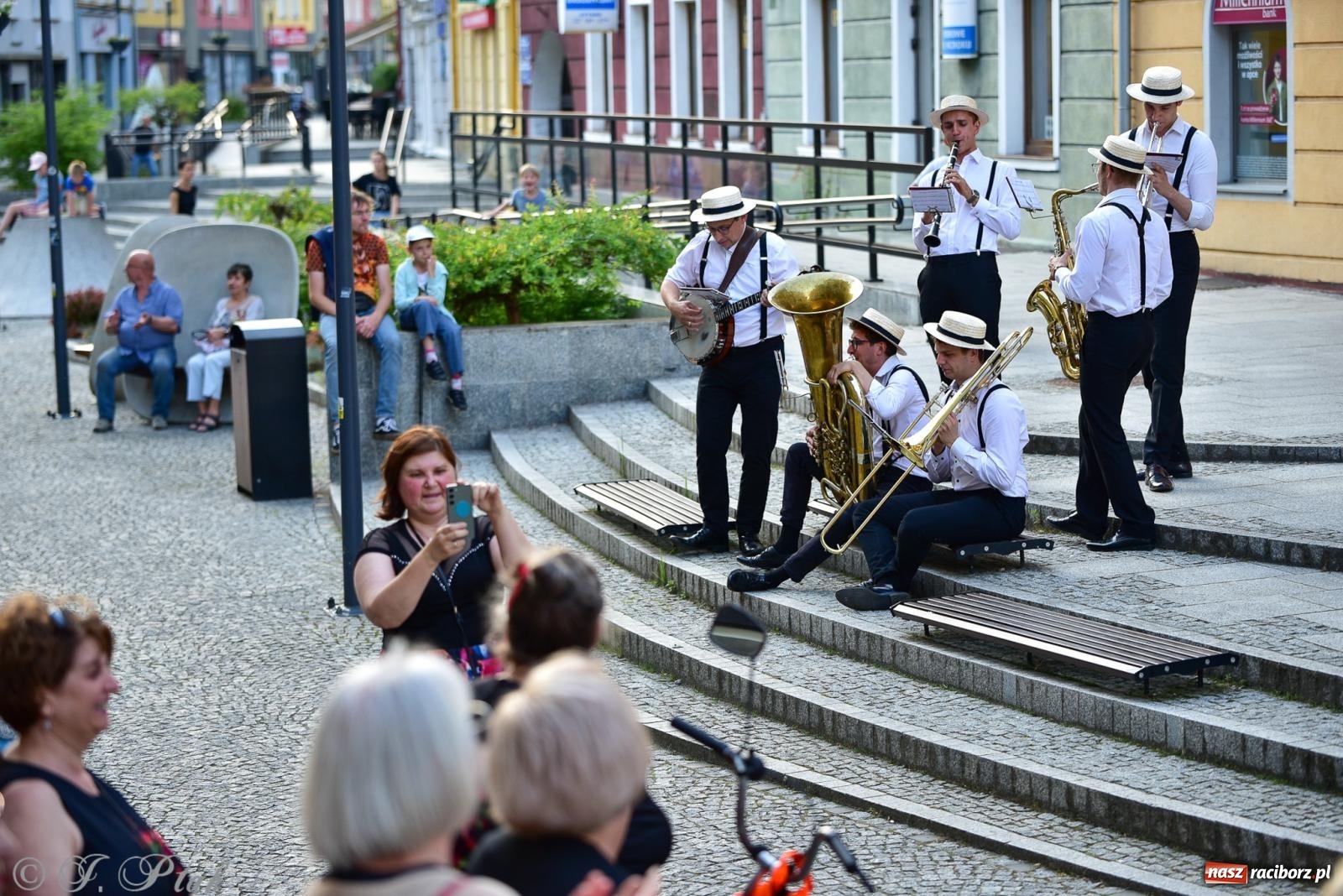 Zdjęcie w galerii na portalu naszraciborz.pl: Diexieland Street Band i W Sam Raz na bis. Muzycznie i kolorowo na ulicach Raciborza wiadomości z regionu