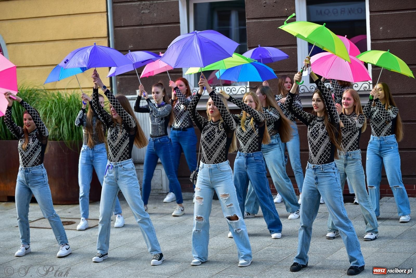 Zdjęcie w galerii na portalu naszraciborz.pl: Diexieland Street Band i W Sam Raz na bis. Muzycznie i kolorowo na ulicach Raciborza wiadomości z regionu