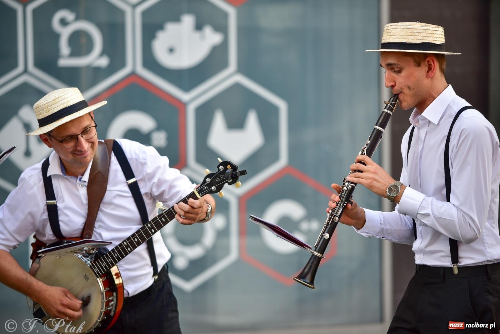 Zdjęcie w galerii na portalu naszraciborz.pl: Diexieland Street Band i W Sam Raz na bis. Muzycznie i kolorowo na ulicach Raciborza wiadomości z regionu