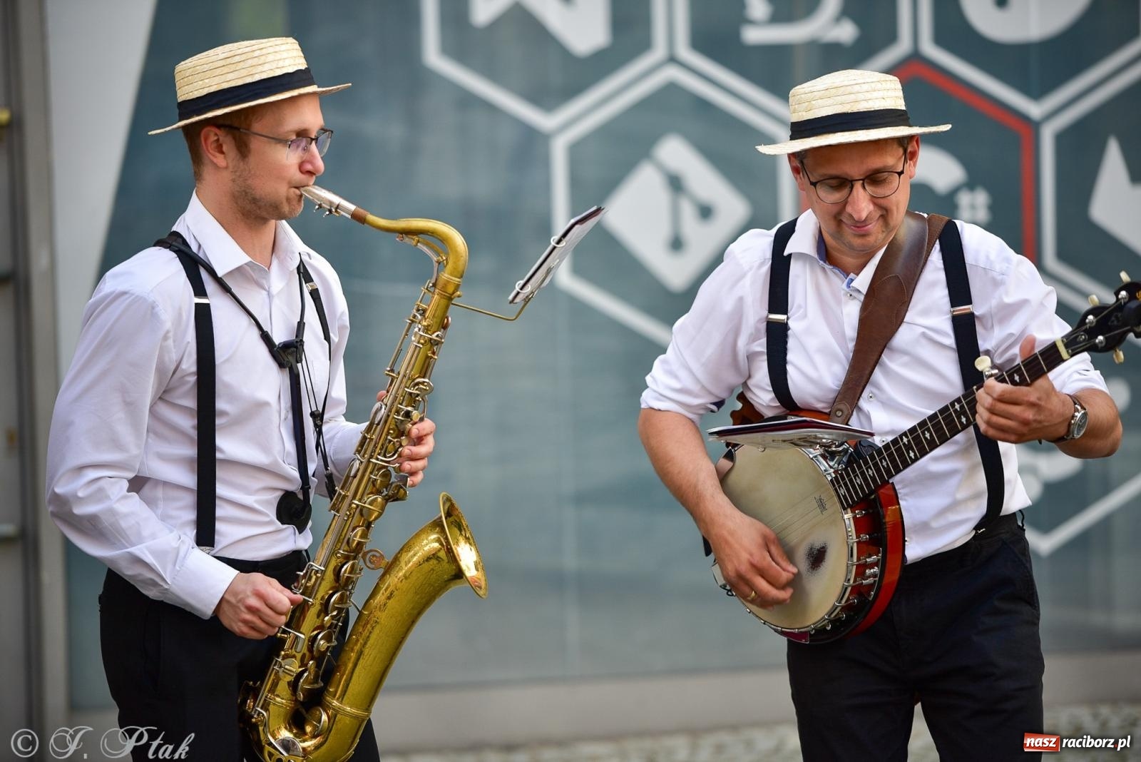 Zdjęcie w galerii na portalu naszraciborz.pl: Diexieland Street Band i W Sam Raz na bis. Muzycznie i kolorowo na ulicach Raciborza wiadomości z regionu