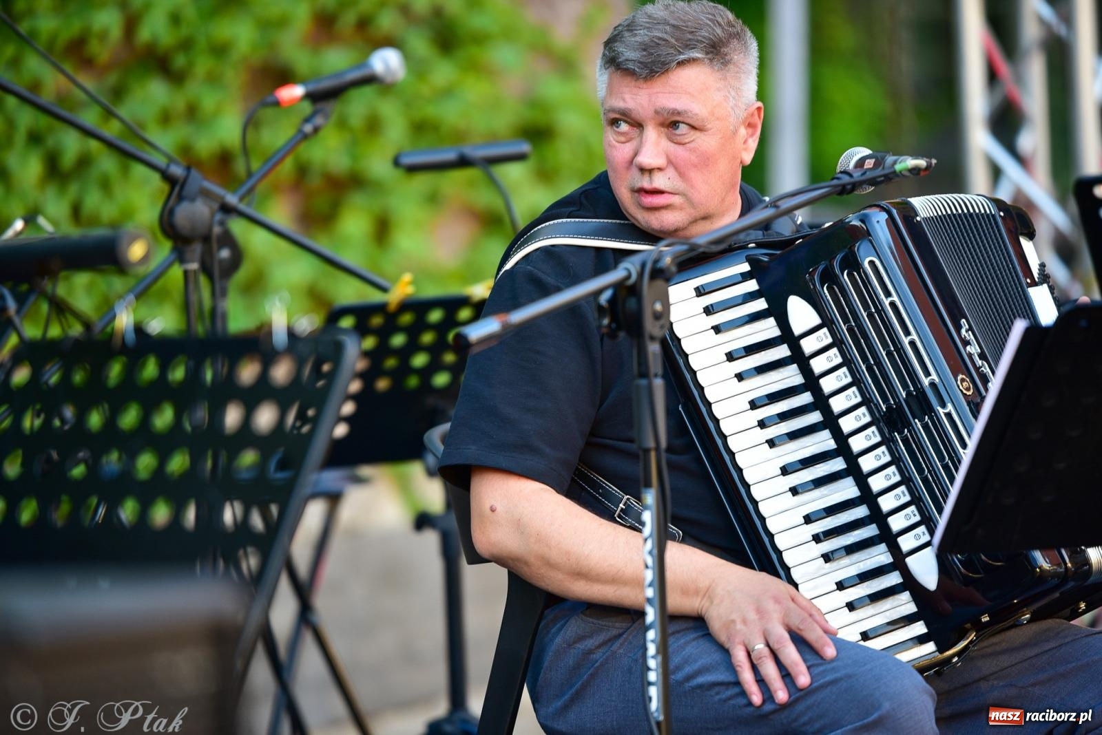 Zdjęcie w galerii na portalu naszraciborz.pl: Diexieland Street Band i W Sam Raz na bis. Muzycznie i kolorowo na ulicach Raciborza wiadomości z regionu