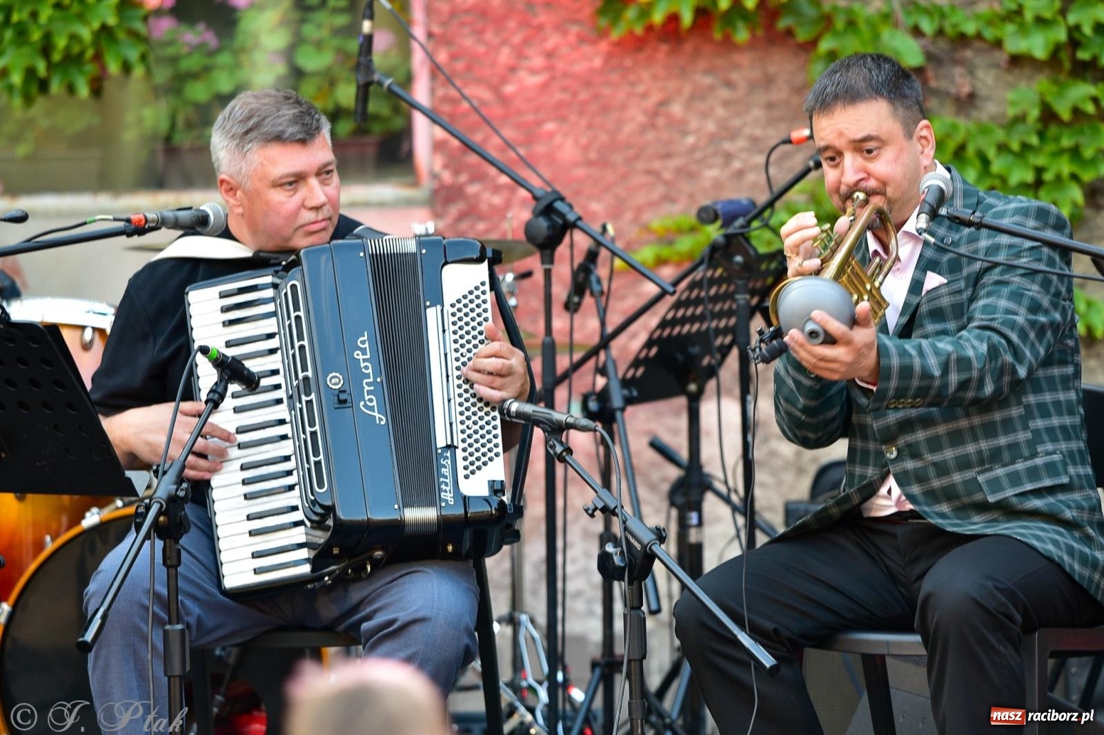Zdjęcie w galerii na portalu naszraciborz.pl: Diexieland Street Band i W Sam Raz na bis. Muzycznie i kolorowo na ulicach Raciborza wiadomości z regionu