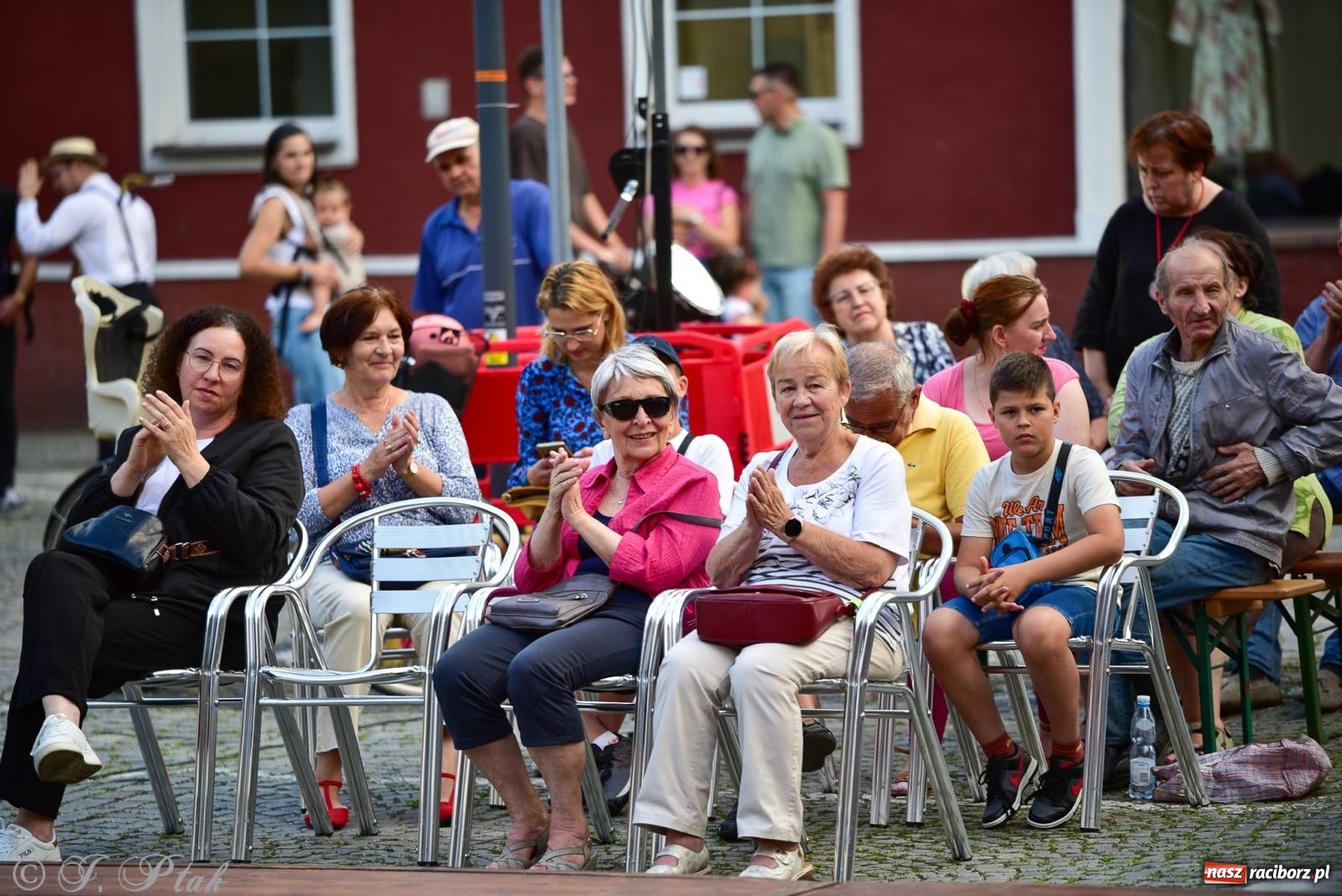 Zdjęcie w galerii na portalu naszraciborz.pl: Diexieland Street Band i W Sam Raz na bis. Muzycznie i kolorowo na ulicach Raciborza wiadomości z regionu