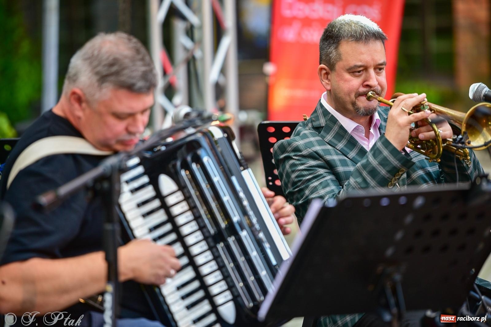 Zdjęcie w galerii na portalu naszraciborz.pl: Diexieland Street Band i W Sam Raz na bis. Muzycznie i kolorowo na ulicach Raciborza wiadomości z regionu