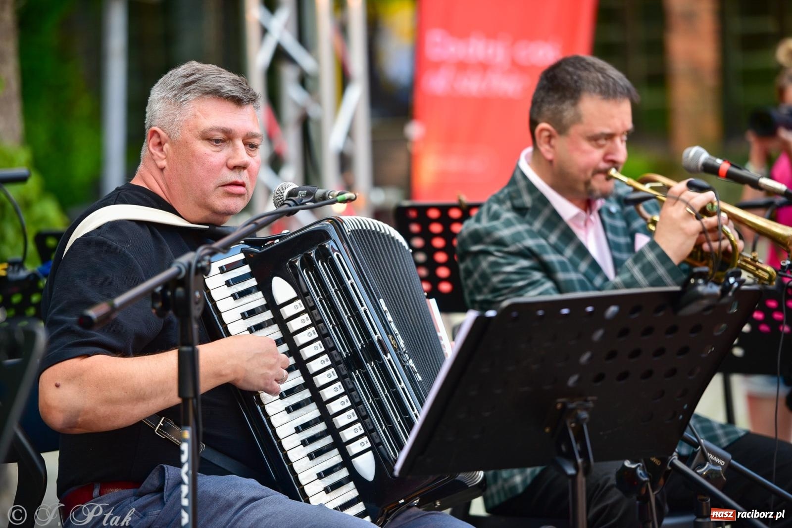 Zdjęcie w galerii na portalu naszraciborz.pl: Diexieland Street Band i W Sam Raz na bis. Muzycznie i kolorowo na ulicach Raciborza wiadomości z regionu