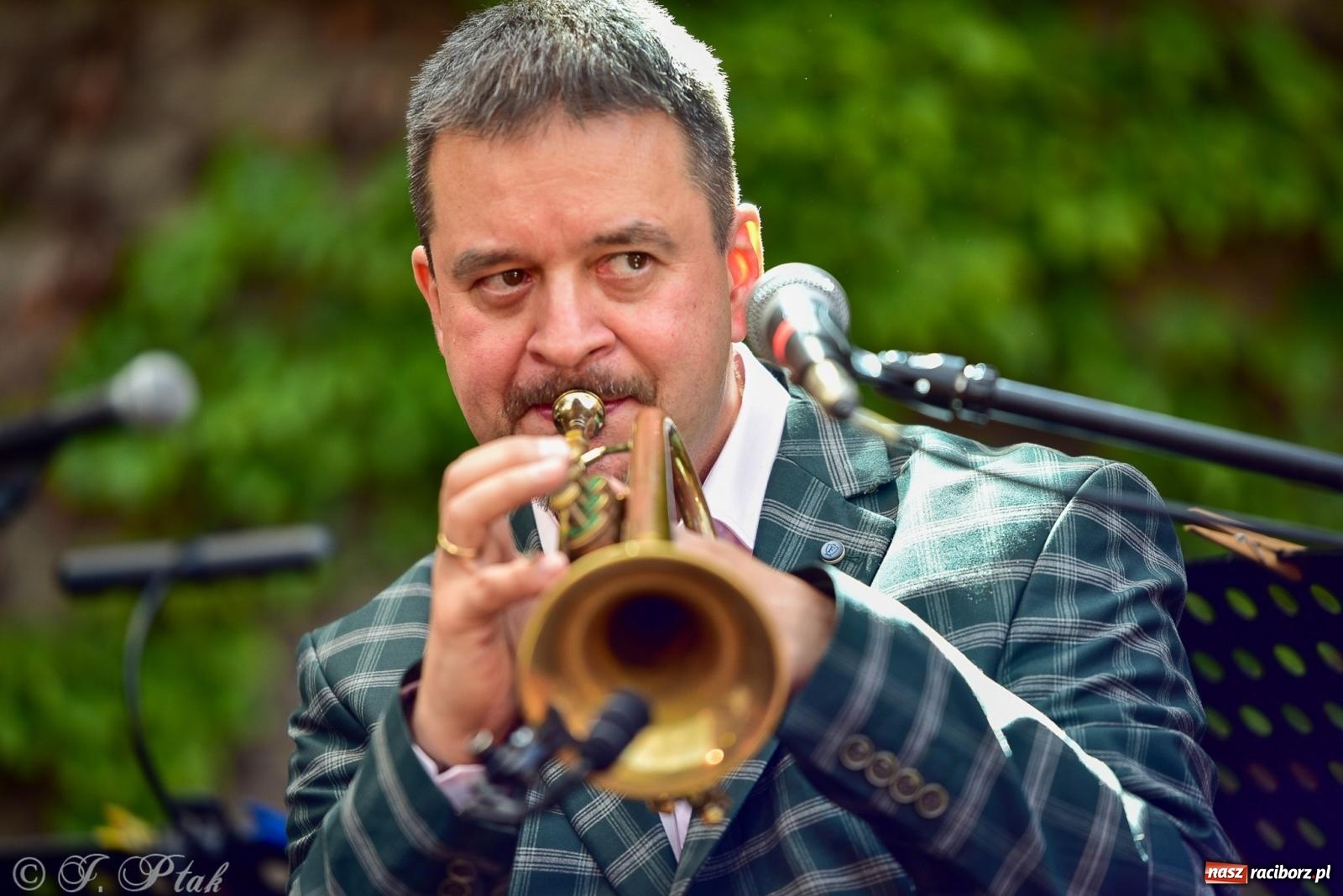 Zdjęcie w galerii na portalu naszraciborz.pl: Diexieland Street Band i W Sam Raz na bis. Muzycznie i kolorowo na ulicach Raciborza wiadomości z regionu