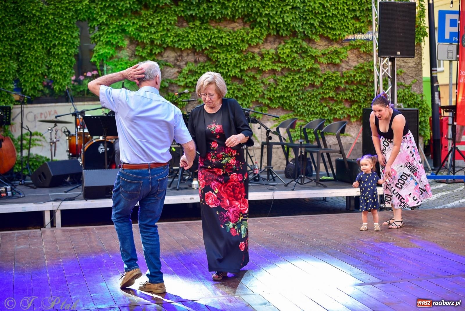 Zdjęcie w galerii na portalu naszraciborz.pl: Diexieland Street Band i W Sam Raz na bis. Muzycznie i kolorowo na ulicach Raciborza wiadomości z regionu